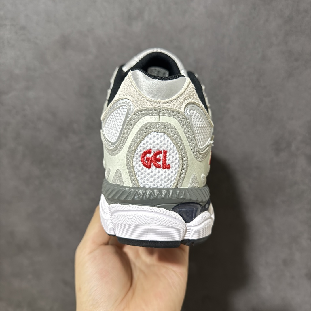 图片[4]-【公司级】Asics Gel-NYC G亚瑟士运动休闲透气专业跑鞋  #鞋面采用反绒皮与网布拼接 透气舒适兼具休闲时尚 结合简明的配色 展现品牌的传承及引领复古流行的主题 虎爪造型的LOGO  #鞋身稳定包裹系统 支撑鞋身 经典宽大鞋型配备防偏移设计提升包裹性 穿着舒适鞋面透气孔设计 提供透气性 型号 1201A789-102  尺码：36 37 37.5 38 39 39.5 40 40.5 41.5 42 42.5 43.5 44 45 46-选品中心