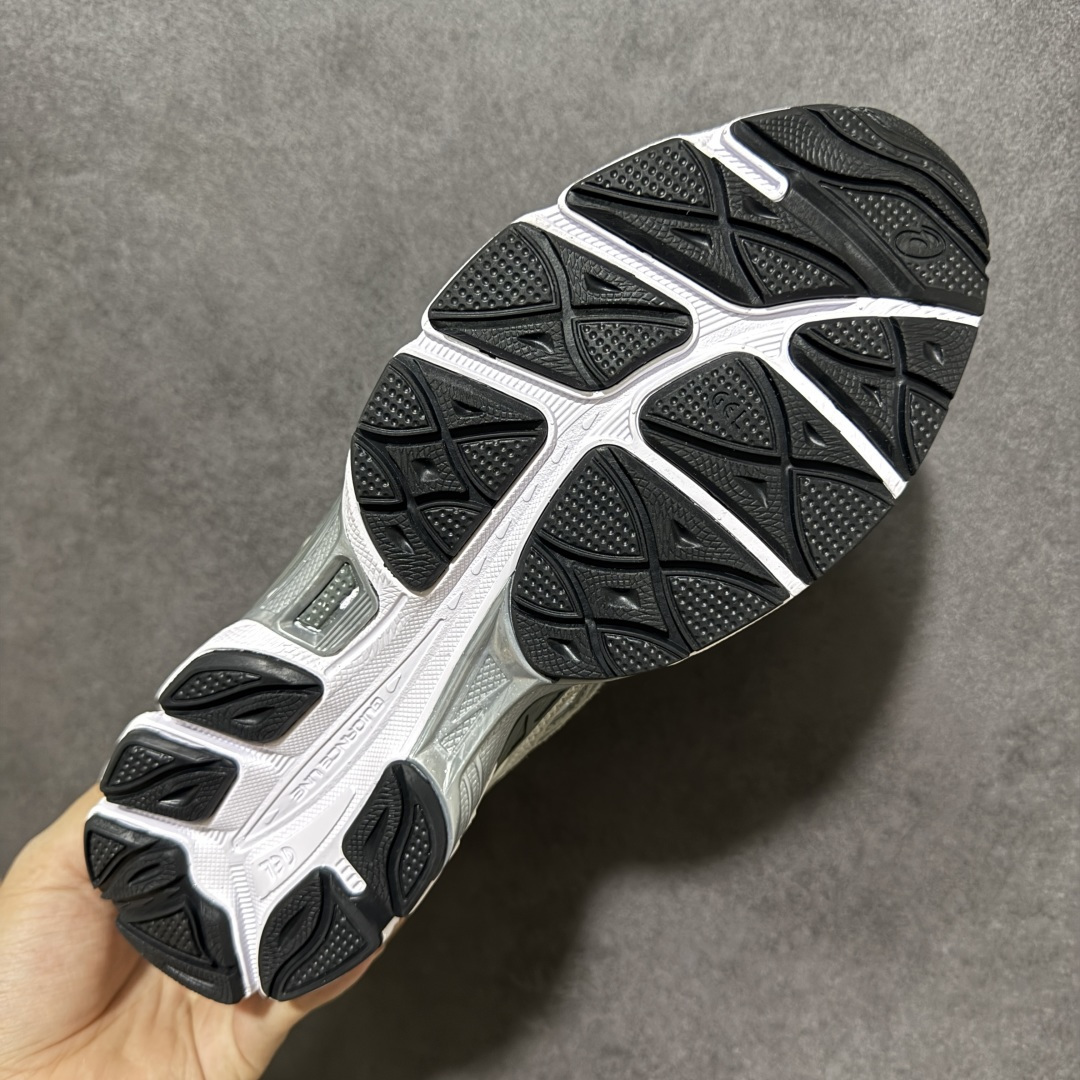 图片[9]-【公司级】Asics Gel-NYC G亚瑟士运动休闲透气专业跑鞋  #鞋面采用反绒皮与网布拼接 透气舒适兼具休闲时尚 结合简明的配色 展现品牌的传承及引领复古流行的主题 虎爪造型的LOGO  #鞋身稳定包裹系统 支撑鞋身 经典宽大鞋型配备防偏移设计提升包裹性 穿着舒适鞋面透气孔设计 提供透气性 型号 1201A789-102  尺码：36 37 37.5 38 39 39.5 40 40.5 41.5 42 42.5 43.5 44 45 46-选品中心