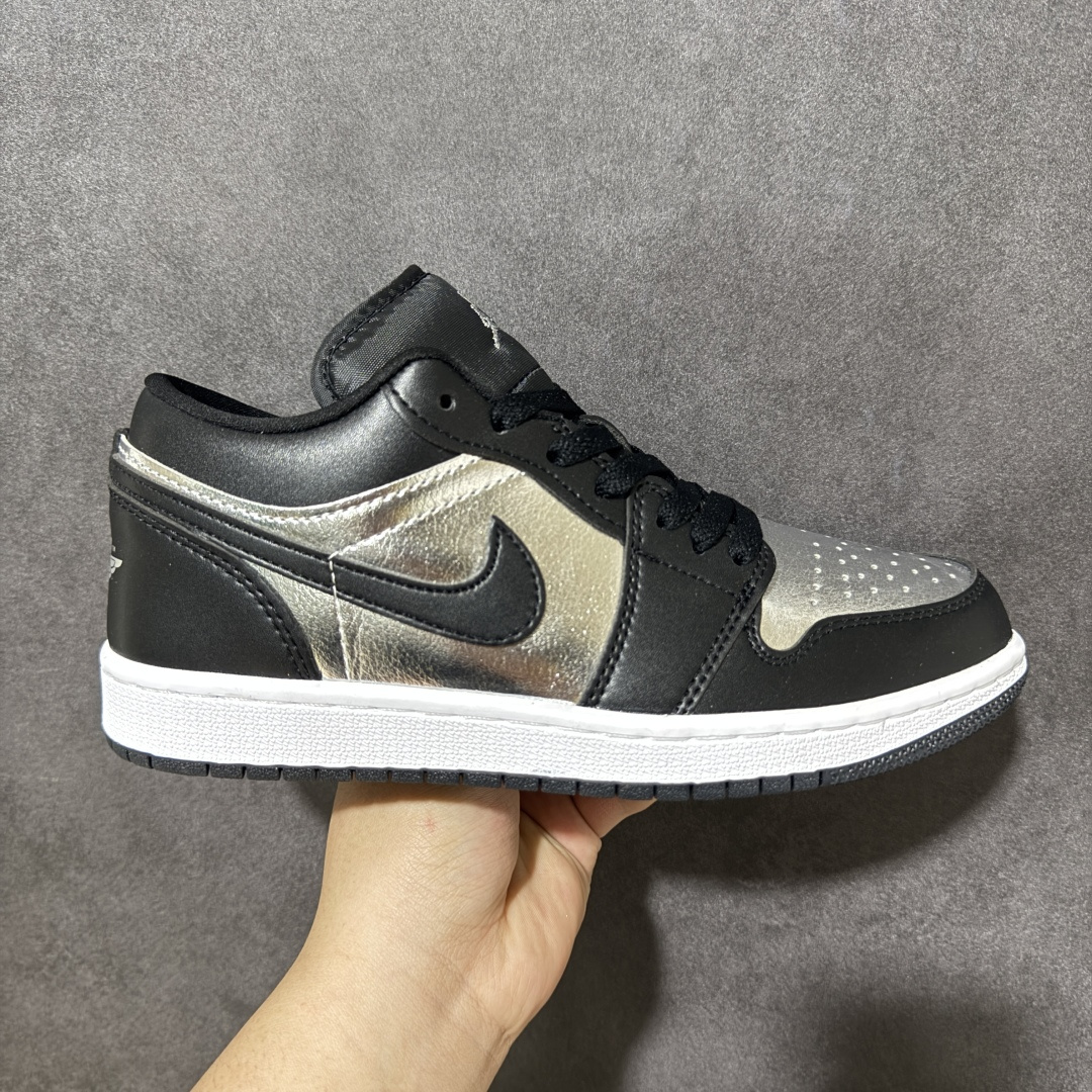 【H11纯原】Nike Air Jordan 1 Low SE AJ1 乔一 舒适贴合 防滑耐磨 低帮 复古篮球鞋 货号：DA5551-001 尺码：35.5 36 36.5 37.5 38 38.5 39 40 40.5 41 42 42.5 43 44 45 46 47.5 #H11顶级纯原 纯原外贸平台特供订单 #全套原纸板楦头开发 #原厂特供材料配套加持 #确保原汁原味 完美呈现版型 #原档数据独家私模大底 #男女鞋同步官方开发至48.5 #原装进口轻量化鞋垫 #进口港宝加持 后跟自然饱满 还原公司包裹性 #鞋面采用原装数据贴合技术 #全方位贴合包裹脚型 #鞋跟部鞋底牵引设计 #提供强大的抓地性能 #更适应不同实战场地路面-选品中心