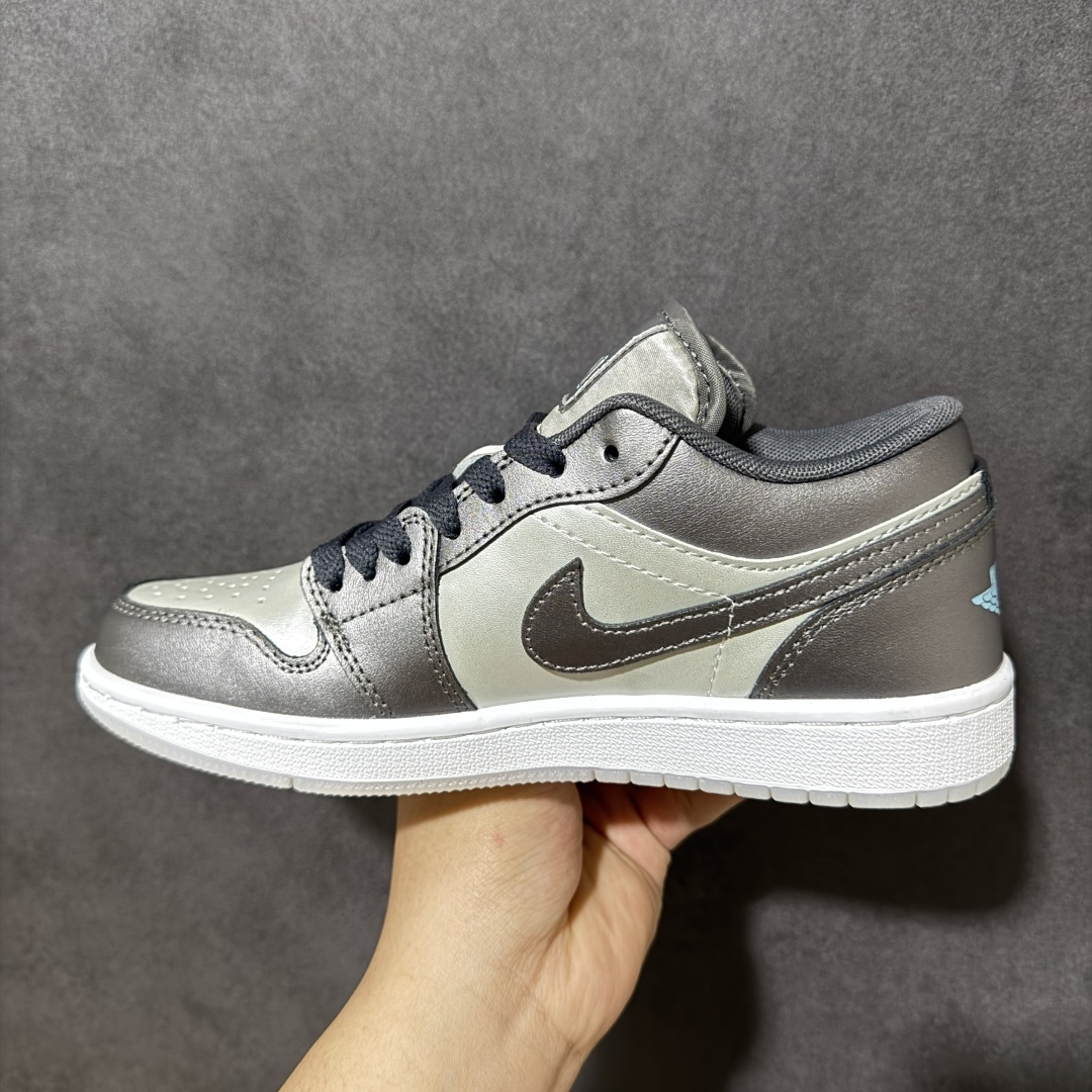 图片[2]-【H11纯原】Nike Air Jordan 1 Low SE AJ1 乔一 舒适贴合 防滑耐磨 低帮 复古篮球鞋 货号：HV4398-014 尺码：35.5 36 36.5 37.5 38 38.5 39 40 40.5 41 42 42.5 43 44 45 46 47.5 #H11顶级纯原 纯原外贸平台特供订单 #全套原纸板楦头开发 #原厂特供材料配套加持 #确保原汁原味 完美呈现版型 #原档数据独家私模大底 #男女鞋同步官方开发至48.5 #原装进口轻量化鞋垫 #进口港宝加持 后跟自然饱满 还原公司包裹性 #鞋面采用原装数据贴合技术 #全方位贴合包裹脚型 #鞋跟部鞋底牵引设计 #提供强大的抓地性能 #更适应不同实战场地路面-选品中心