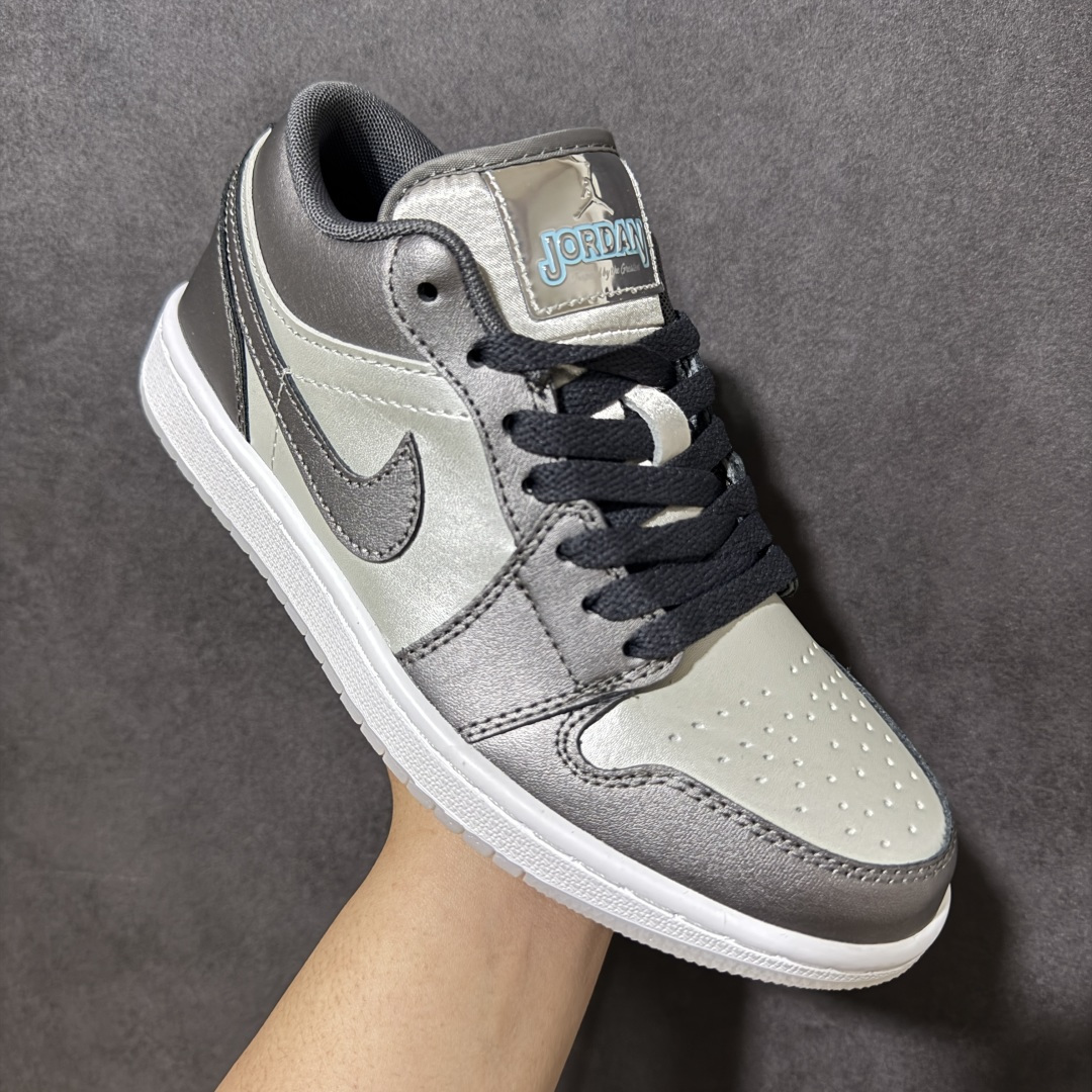 图片[3]-【H11纯原】Nike Air Jordan 1 Low SE AJ1 乔一 舒适贴合 防滑耐磨 低帮 复古篮球鞋 货号：HV4398-014 尺码：35.5 36 36.5 37.5 38 38.5 39 40 40.5 41 42 42.5 43 44 45 46 47.5 #H11顶级纯原 纯原外贸平台特供订单 #全套原纸板楦头开发 #原厂特供材料配套加持 #确保原汁原味 完美呈现版型 #原档数据独家私模大底 #男女鞋同步官方开发至48.5 #原装进口轻量化鞋垫 #进口港宝加持 后跟自然饱满 还原公司包裹性 #鞋面采用原装数据贴合技术 #全方位贴合包裹脚型 #鞋跟部鞋底牵引设计 #提供强大的抓地性能 #更适应不同实战场地路面-选品中心