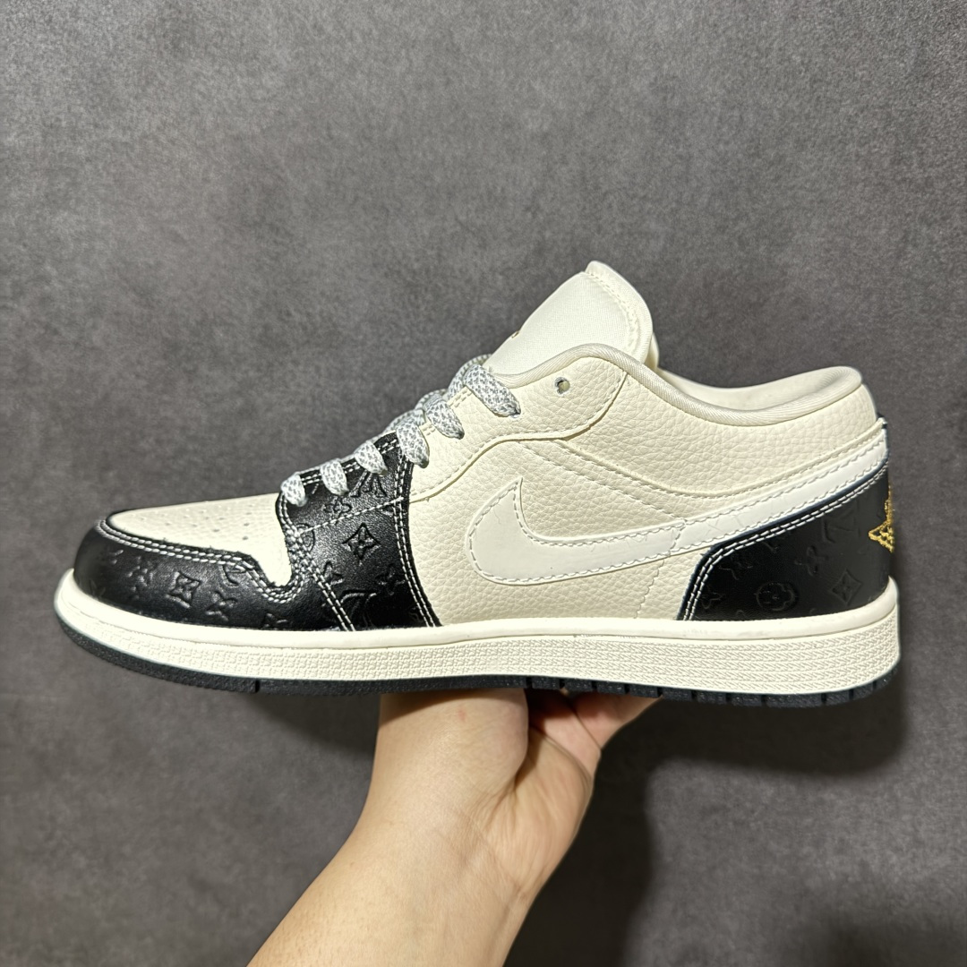 图片[2]-【定制版】Louis Vuitton x Air Jordan 1 Low 路易威登LV x AJ1 低帮 黑白金 AJ1 乔丹1代 aj1 乔1 低邦 黑白色 乔丹篮球鞋系列 鞋身整体以米白色皮革打造，搭配黑色框架覆盖层，使鞋款十分百搭，鞋身两侧Swoosh Logo采用白色点缀，后跟Wings Logo以金色缝线呈现，鞋头侧身处LV字样采用金色妆点，鞋舌上Jumpman Logoj以金色点缀，后跟侧下方印有Louis Vuitton字样，彰显联名身份；最后以米白色中底搭配黑色橡胶外底完善整体设计收尾。 货号：QL1988-006 尺码：36 36.5 37.5 38 38.5 39 40 40.5 41 42 42.5 43 44 44.5 45-选品中心