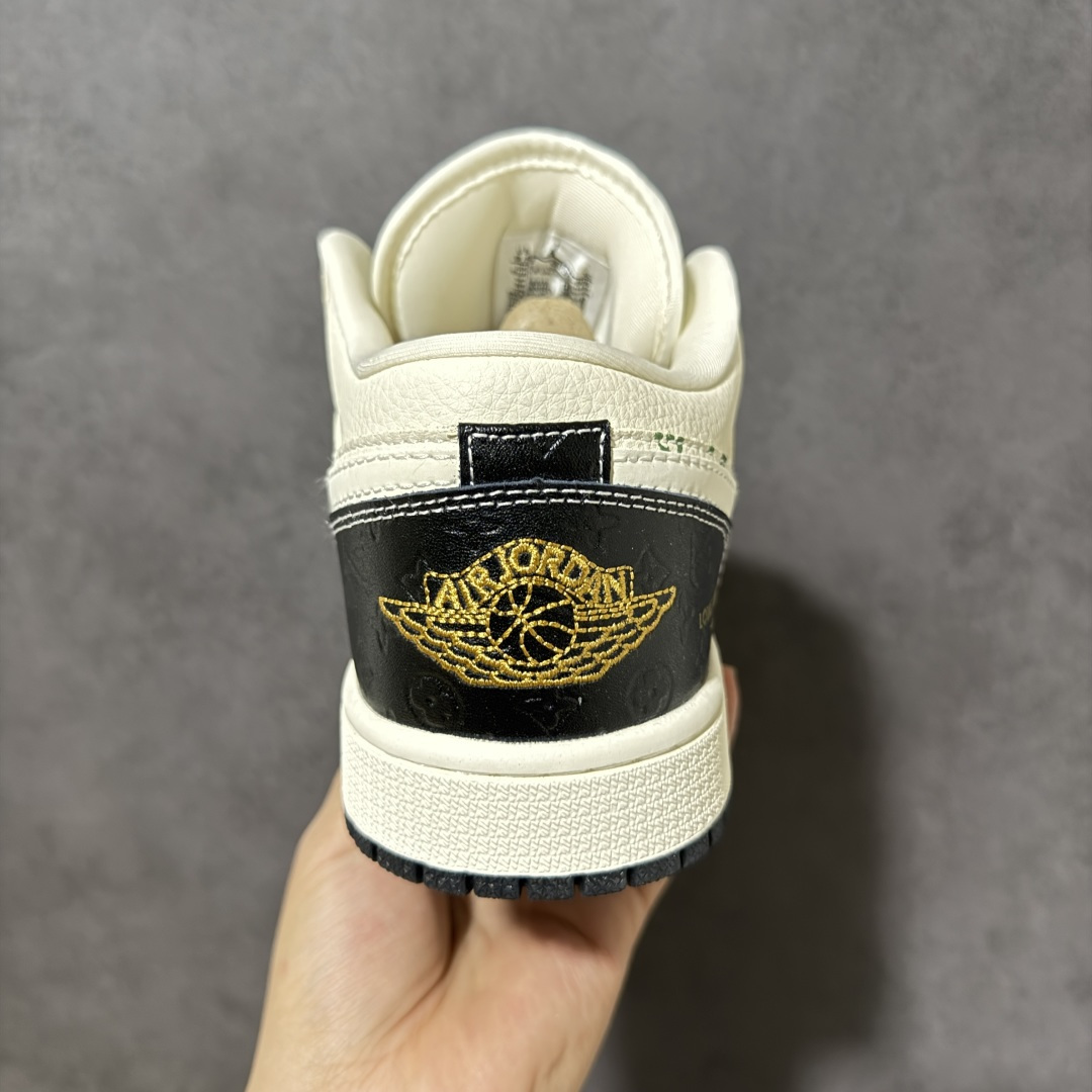 图片[4]-【定制版】Louis Vuitton x Air Jordan 1 Low 路易威登LV x AJ1 低帮 黑白金 AJ1 乔丹1代 aj1 乔1 低邦 黑白色 乔丹篮球鞋系列 鞋身整体以米白色皮革打造，搭配黑色框架覆盖层，使鞋款十分百搭，鞋身两侧Swoosh Logo采用白色点缀，后跟Wings Logo以金色缝线呈现，鞋头侧身处LV字样采用金色妆点，鞋舌上Jumpman Logoj以金色点缀，后跟侧下方印有Louis Vuitton字样，彰显联名身份；最后以米白色中底搭配黑色橡胶外底完善整体设计收尾。 货号：QL1988-006 尺码：36 36.5 37.5 38 38.5 39 40 40.5 41 42 42.5 43 44 44.5 45-选品中心