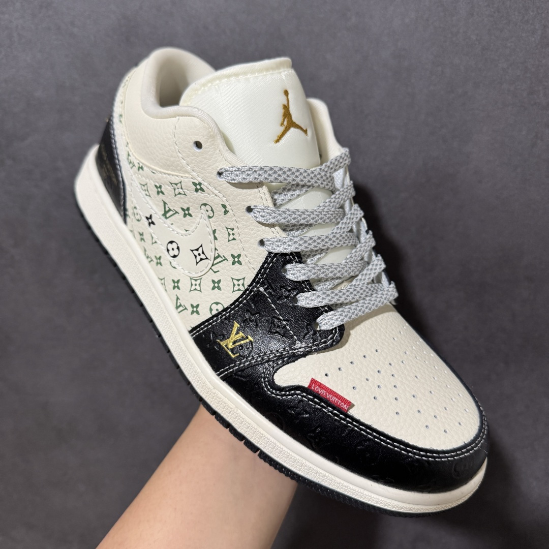 图片[3]-【定制版】Louis Vuitton x Air Jordan 1 Low 路易威登LV x AJ1 低帮 黑白金 AJ1 乔丹1代 aj1 乔1 低邦 黑白色 乔丹篮球鞋系列 鞋身整体以米白色皮革打造，搭配黑色框架覆盖层，使鞋款十分百搭，鞋身两侧Swoosh Logo采用白色点缀，后跟Wings Logo以金色缝线呈现，鞋头侧身处LV字样采用金色妆点，鞋舌上Jumpman Logoj以金色点缀，后跟侧下方印有Louis Vuitton字样，彰显联名身份；最后以米白色中底搭配黑色橡胶外底完善整体设计收尾。 货号：QL1988-006 尺码：36 36.5 37.5 38 38.5 39 40 40.5 41 42 42.5 43 44 44.5 45-选品中心