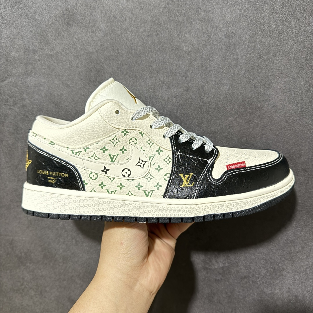 【定制版】Louis Vuitton x Air Jordan 1 Low 路易威登LV x AJ1 低帮 黑白金 AJ1 乔丹1代 aj1 乔1 低邦 黑白色 乔丹篮球鞋系列 鞋身整体以米白色皮革打造，搭配黑色框架覆盖层，使鞋款十分百搭，鞋身两侧Swoosh Logo采用白色点缀，后跟Wings Logo以金色缝线呈现，鞋头侧身处LV字样采用金色妆点，鞋舌上Jumpman Logoj以金色点缀，后跟侧下方印有Louis Vuitton字样，彰显联名身份；最后以米白色中底搭配黑色橡胶外底完善整体设计收尾。 货号：QL1988-006 尺码：36 36.5 37.5 38 38.5 39 40 40.5 41 42 42.5 43 44 44.5 45-选品中心