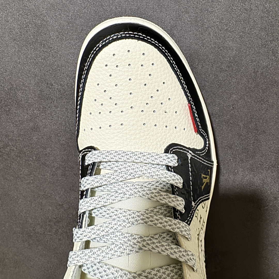 图片[5]-【定制版】Louis Vuitton x Air Jordan 1 Low 路易威登LV x AJ1 低帮 黑白金 AJ1 乔丹1代 aj1 乔1 低邦 黑白色 乔丹篮球鞋系列 鞋身整体以米白色皮革打造，搭配黑色框架覆盖层，使鞋款十分百搭，鞋身两侧Swoosh Logo采用白色点缀，后跟Wings Logo以金色缝线呈现，鞋头侧身处LV字样采用金色妆点，鞋舌上Jumpman Logoj以金色点缀，后跟侧下方印有Louis Vuitton字样，彰显联名身份；最后以米白色中底搭配黑色橡胶外底完善整体设计收尾。 货号：QL1988-006 尺码：36 36.5 37.5 38 38.5 39 40 40.5 41 42 42.5 43 44 44.5 45-选品中心