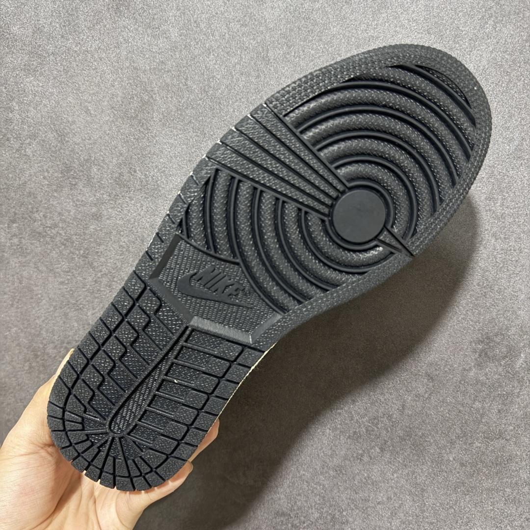 图片[9]-【定制版】Louis Vuitton x Air Jordan 1 Low 路易威登LV x AJ1 低帮 黑白金 AJ1 乔丹1代 aj1 乔1 低邦 黑白色 乔丹篮球鞋系列 鞋身整体以米白色皮革打造，搭配黑色框架覆盖层，使鞋款十分百搭，鞋身两侧Swoosh Logo采用白色点缀，后跟Wings Logo以金色缝线呈现，鞋头侧身处LV字样采用金色妆点，鞋舌上Jumpman Logoj以金色点缀，后跟侧下方印有Louis Vuitton字样，彰显联名身份；最后以米白色中底搭配黑色橡胶外底完善整体设计收尾。 货号：QL1988-006 尺码：36 36.5 37.5 38 38.5 39 40 40.5 41 42 42.5 43 44 44.5 45-选品中心