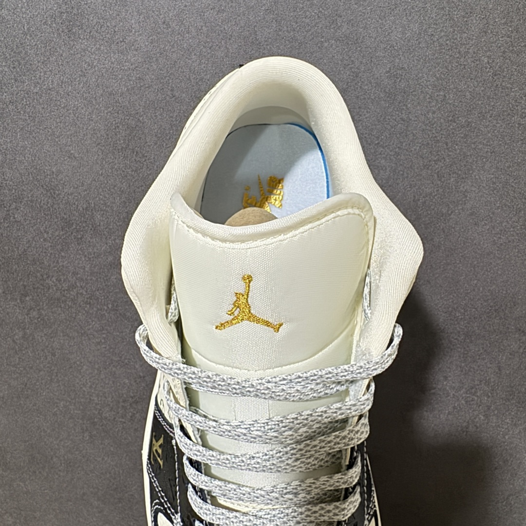 图片[6]-【定制版】Louis Vuitton x Air Jordan 1 Low 路易威登LV x AJ1 低帮 黑白金 AJ1 乔丹1代 aj1 乔1 低邦 黑白色 乔丹篮球鞋系列 鞋身整体以米白色皮革打造，搭配黑色框架覆盖层，使鞋款十分百搭，鞋身两侧Swoosh Logo采用白色点缀，后跟Wings Logo以金色缝线呈现，鞋头侧身处LV字样采用金色妆点，鞋舌上Jumpman Logoj以金色点缀，后跟侧下方印有Louis Vuitton字样，彰显联名身份；最后以米白色中底搭配黑色橡胶外底完善整体设计收尾。 货号：QL1988-006 尺码：36 36.5 37.5 38 38.5 39 40 40.5 41 42 42.5 43 44 44.5 45-选品中心