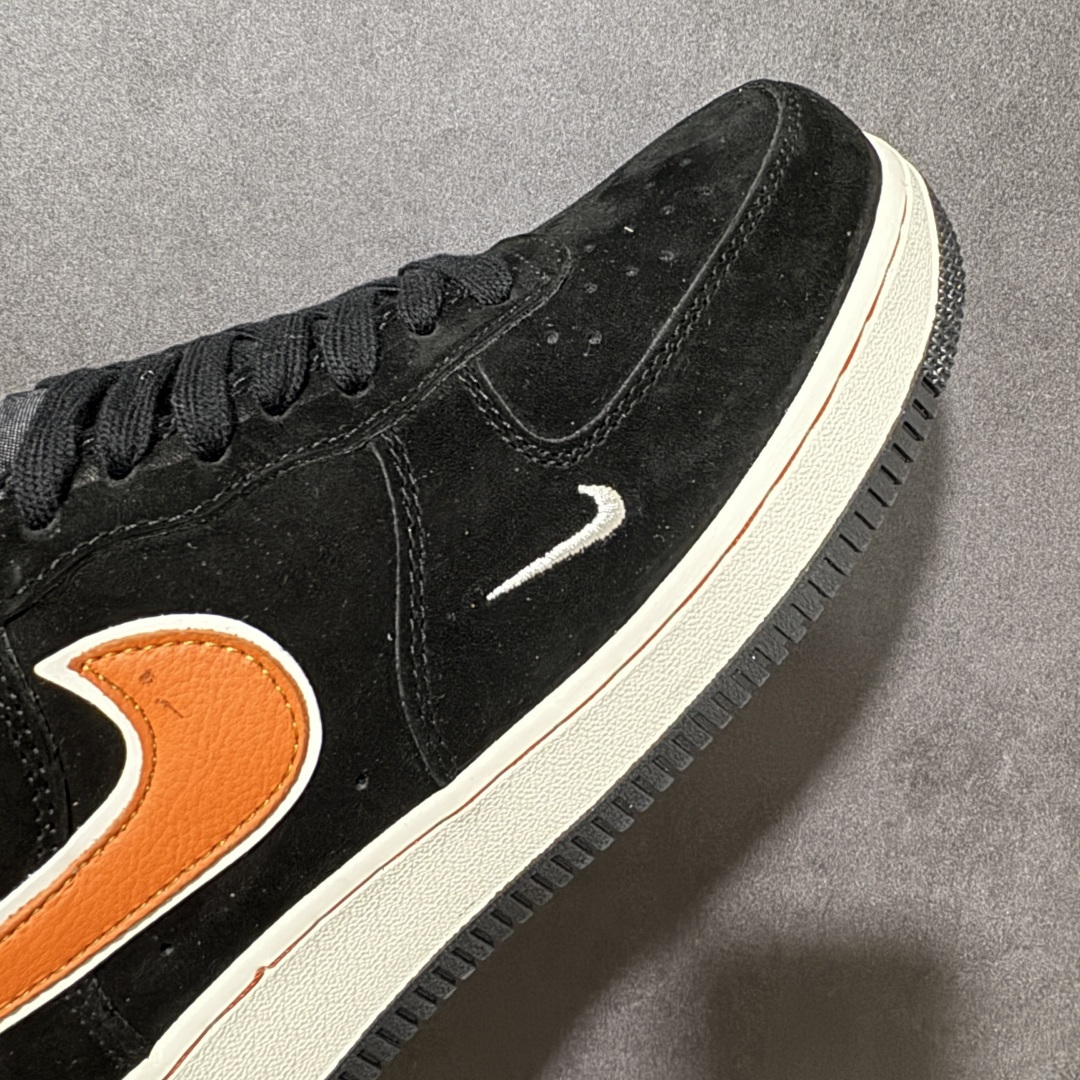 图片[7]-【定制版】经典Air Force 1鞋型 \”黑橙潮步\”- 翻毛皮质感+撞色Swoosh，低调又有层次，黄皮上脚显白到发光 – 全掌Air缓震+防滑橡胶底，通勤、逛街、滑板都能打 – 经典AF1鞋型修饰脚型，宽脚/胖脚也能轻松驾驭 货号：FV3694-107 尺码：36-45半-选品中心