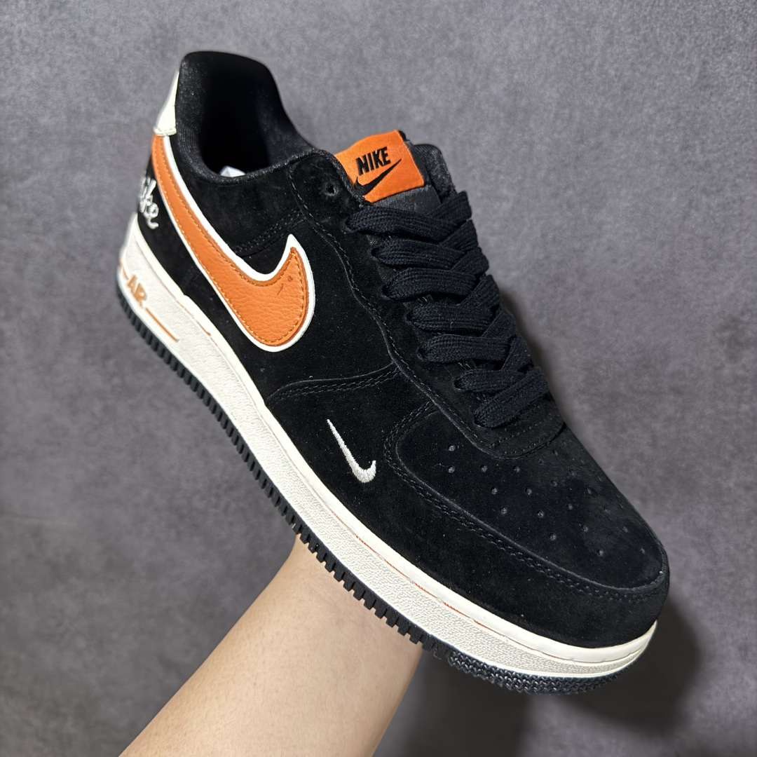 图片[3]-【定制版】经典Air Force 1鞋型 \”黑橙潮步\”- 翻毛皮质感+撞色Swoosh，低调又有层次，黄皮上脚显白到发光 – 全掌Air缓震+防滑橡胶底，通勤、逛街、滑板都能打 – 经典AF1鞋型修饰脚型，宽脚/胖脚也能轻松驾驭 货号：FV3694-107 尺码：36-45半-选品中心