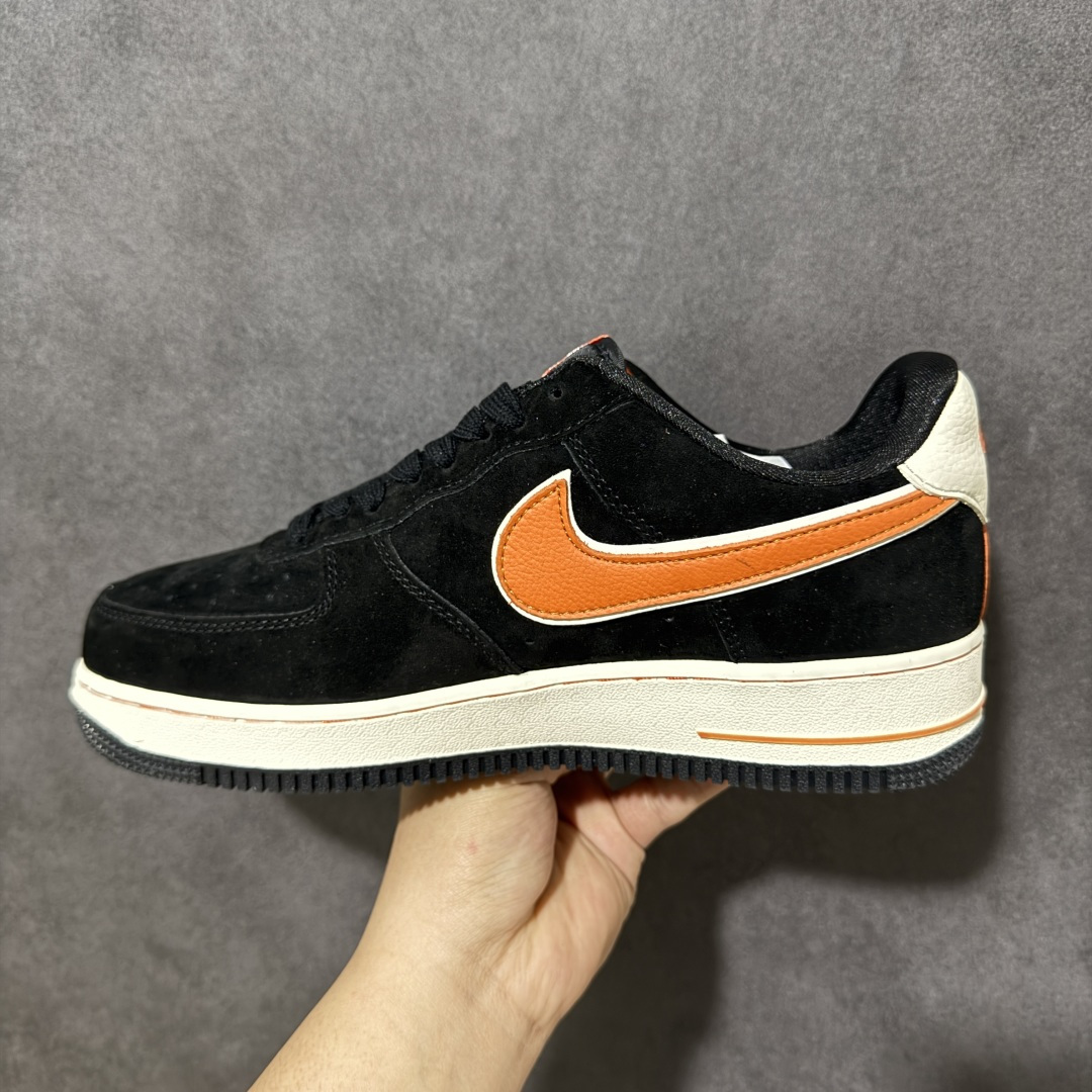图片[2]-【定制版】经典Air Force 1鞋型 \”黑橙潮步\”- 翻毛皮质感+撞色Swoosh，低调又有层次，黄皮上脚显白到发光 – 全掌Air缓震+防滑橡胶底，通勤、逛街、滑板都能打 – 经典AF1鞋型修饰脚型，宽脚/胖脚也能轻松驾驭 货号：FV3694-107 尺码：36-45半-选品中心