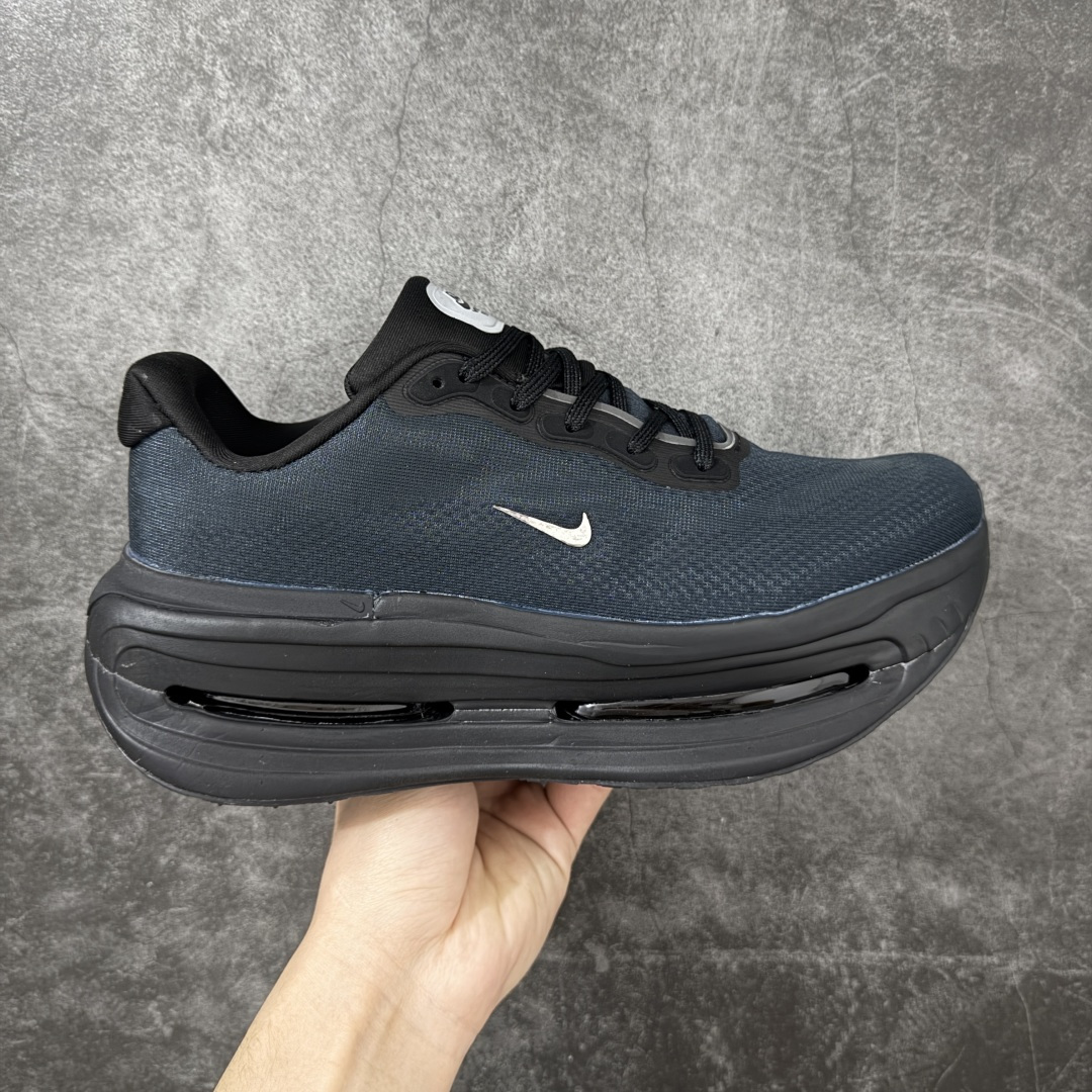 【公司级】Nike VOMERO PREMIUM 耐克 舒适减震防滑 低帮跑步鞋 全掌ReactX泡绵中底 前掌和后跟还配备了Air Zoom气垫单元 据说跑起来更快更舒适哦 这次最大的升级点 首次引入了ReactX泡绵 货号：IQ0627-001 尺码：36 36.5 37.5 38 38.5 39 40 40.5 41 42 42.5 43 44 45 46-选品中心