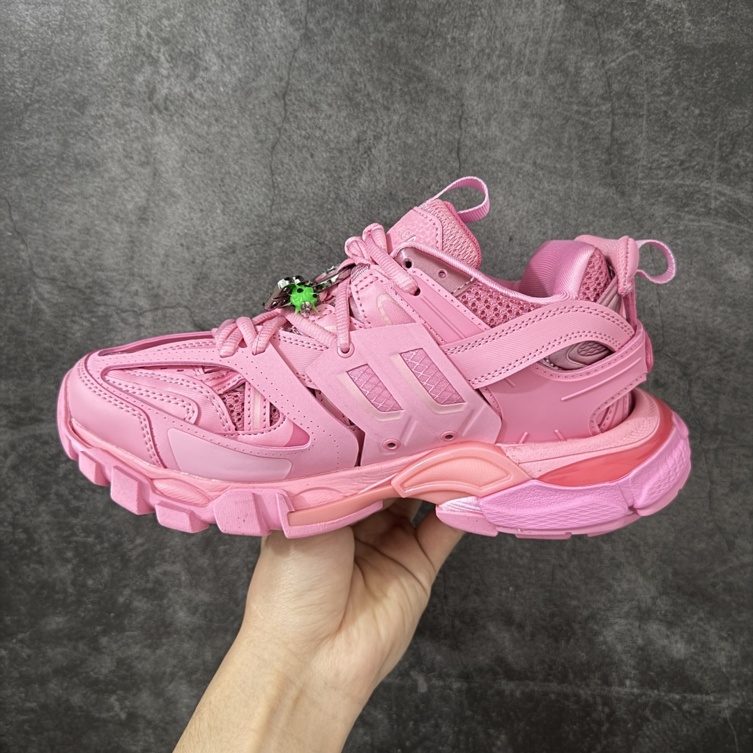 图片[2]-【VG零售版】BALENCIAGA Track 3.0 巴黎世家三代复古老爹鞋 挂饰款 全套原纸板楦头开发 最原汁原味的灵魂版型 全鞋荧光划线卡点 胶水把控整洁度追求极致完美 每一双都是工艺品 多重QC质检 超越公司货的品控标准 实实在在的免检产品 原盒原配 正确字体电绣 粗细、位置、大小正确 侧边TPU 透气孔匹配意产原版 正确气垫分离大底 TPU软底 原版一致大底LOGO 立体感十足 原厂皮料水洗做旧 采购原厂网纱 该款鞋采用网眼布和尼龙制成 不含皮革 鞋舌饰有Track.2橡胶品牌标识 外侧饰有橡胶品牌标识 泡沫后帮压印品牌标识 外底正面压印BB标识 由176块饰片拼接而成的铰接式鞋面 侧面配金属质感网眼布 内面配有额外金属光泽饰件 包含1副鞋带和1副备用鞋带 后帮配有拉环鞋提 动态鞋底设计 为双脚带来后续的助力 尺码：35 36 37 38 39 40 41 42 43 44 45 46-选品中心