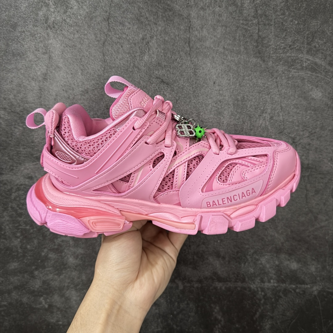 【VG零售版】BALENCIAGA Track 3.0 巴黎世家三代复古老爹鞋 挂饰款 全套原纸板楦头开发 最原汁原味的灵魂版型 全鞋荧光划线卡点 胶水把控整洁度追求极致完美 每一双都是工艺品 多重QC质检 超越公司货的品控标准 实实在在的免检产品 原盒原配 正确字体电绣 粗细、位置、大小正确 侧边TPU 透气孔匹配意产原版 正确气垫分离大底 TPU软底 原版一致大底LOGO 立体感十足 原厂皮料水洗做旧 采购原厂网纱 该款鞋采用网眼布和尼龙制成 不含皮革 鞋舌饰有Track.2橡胶品牌标识 外侧饰有橡胶品牌标识 泡沫后帮压印品牌标识 外底正面压印BB标识 由176块饰片拼接而成的铰接式鞋面 侧面配金属质感网眼布 内面配有额外金属光泽饰件 包含1副鞋带和1副备用鞋带 后帮配有拉环鞋提 动态鞋底设计 为双脚带来后续的助力 尺码：35 36 37 38 39 40 41 42 43 44 45 46-选品中心