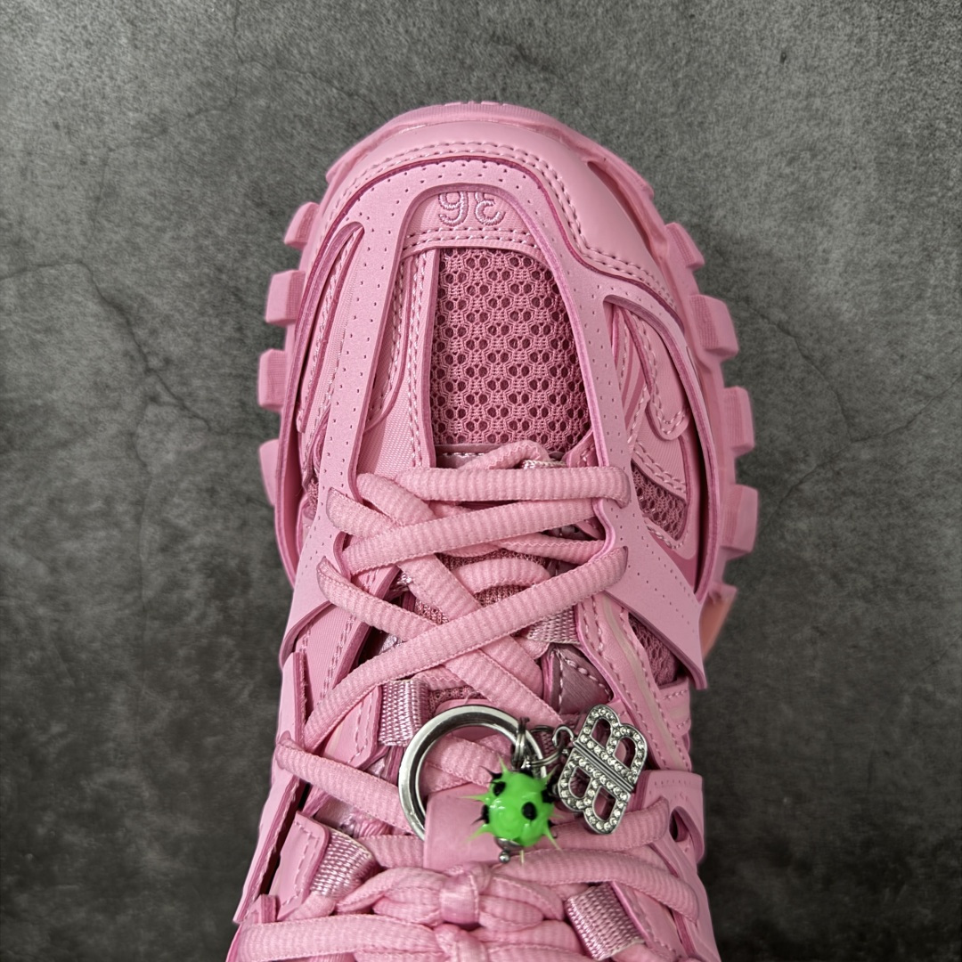 图片[5]-【VG零售版】BALENCIAGA Track 3.0 巴黎世家三代复古老爹鞋 挂饰款 全套原纸板楦头开发 最原汁原味的灵魂版型 全鞋荧光划线卡点 胶水把控整洁度追求极致完美 每一双都是工艺品 多重QC质检 超越公司货的品控标准 实实在在的免检产品 原盒原配 正确字体电绣 粗细、位置、大小正确 侧边TPU 透气孔匹配意产原版 正确气垫分离大底 TPU软底 原版一致大底LOGO 立体感十足 原厂皮料水洗做旧 采购原厂网纱 该款鞋采用网眼布和尼龙制成 不含皮革 鞋舌饰有Track.2橡胶品牌标识 外侧饰有橡胶品牌标识 泡沫后帮压印品牌标识 外底正面压印BB标识 由176块饰片拼接而成的铰接式鞋面 侧面配金属质感网眼布 内面配有额外金属光泽饰件 包含1副鞋带和1副备用鞋带 后帮配有拉环鞋提 动态鞋底设计 为双脚带来后续的助力 尺码：35 36 37 38 39 40 41 42 43 44 45 46-选品中心