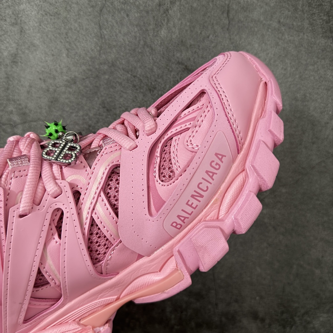 图片[6]-【VG零售版】BALENCIAGA Track 3.0 巴黎世家三代复古老爹鞋 挂饰款 全套原纸板楦头开发 最原汁原味的灵魂版型 全鞋荧光划线卡点 胶水把控整洁度追求极致完美 每一双都是工艺品 多重QC质检 超越公司货的品控标准 实实在在的免检产品 原盒原配 正确字体电绣 粗细、位置、大小正确 侧边TPU 透气孔匹配意产原版 正确气垫分离大底 TPU软底 原版一致大底LOGO 立体感十足 原厂皮料水洗做旧 采购原厂网纱 该款鞋采用网眼布和尼龙制成 不含皮革 鞋舌饰有Track.2橡胶品牌标识 外侧饰有橡胶品牌标识 泡沫后帮压印品牌标识 外底正面压印BB标识 由176块饰片拼接而成的铰接式鞋面 侧面配金属质感网眼布 内面配有额外金属光泽饰件 包含1副鞋带和1副备用鞋带 后帮配有拉环鞋提 动态鞋底设计 为双脚带来后续的助力 尺码：35 36 37 38 39 40 41 42 43 44 45 46-选品中心