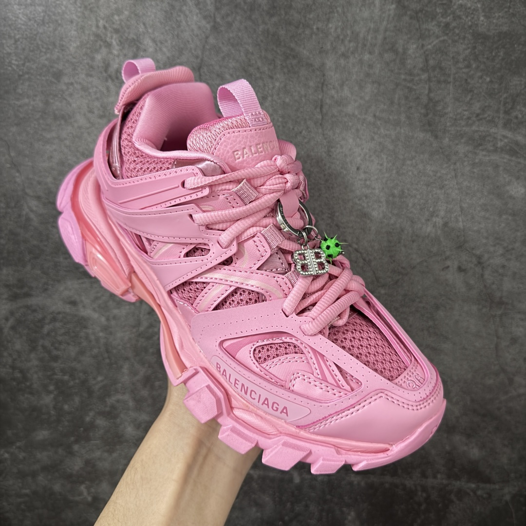 图片[3]-【VG零售版】BALENCIAGA Track 3.0 巴黎世家三代复古老爹鞋 挂饰款 全套原纸板楦头开发 最原汁原味的灵魂版型 全鞋荧光划线卡点 胶水把控整洁度追求极致完美 每一双都是工艺品 多重QC质检 超越公司货的品控标准 实实在在的免检产品 原盒原配 正确字体电绣 粗细、位置、大小正确 侧边TPU 透气孔匹配意产原版 正确气垫分离大底 TPU软底 原版一致大底LOGO 立体感十足 原厂皮料水洗做旧 采购原厂网纱 该款鞋采用网眼布和尼龙制成 不含皮革 鞋舌饰有Track.2橡胶品牌标识 外侧饰有橡胶品牌标识 泡沫后帮压印品牌标识 外底正面压印BB标识 由176块饰片拼接而成的铰接式鞋面 侧面配金属质感网眼布 内面配有额外金属光泽饰件 包含1副鞋带和1副备用鞋带 后帮配有拉环鞋提 动态鞋底设计 为双脚带来后续的助力 尺码：35 36 37 38 39 40 41 42 43 44 45 46-选品中心