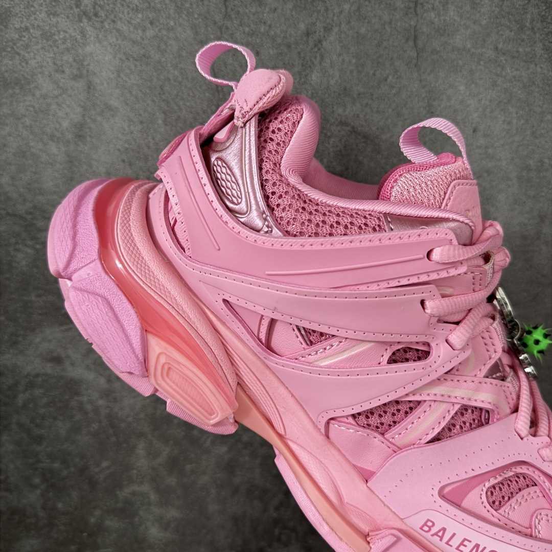图片[7]-【VG零售版】BALENCIAGA Track 3.0 巴黎世家三代复古老爹鞋 挂饰款 全套原纸板楦头开发 最原汁原味的灵魂版型 全鞋荧光划线卡点 胶水把控整洁度追求极致完美 每一双都是工艺品 多重QC质检 超越公司货的品控标准 实实在在的免检产品 原盒原配 正确字体电绣 粗细、位置、大小正确 侧边TPU 透气孔匹配意产原版 正确气垫分离大底 TPU软底 原版一致大底LOGO 立体感十足 原厂皮料水洗做旧 采购原厂网纱 该款鞋采用网眼布和尼龙制成 不含皮革 鞋舌饰有Track.2橡胶品牌标识 外侧饰有橡胶品牌标识 泡沫后帮压印品牌标识 外底正面压印BB标识 由176块饰片拼接而成的铰接式鞋面 侧面配金属质感网眼布 内面配有额外金属光泽饰件 包含1副鞋带和1副备用鞋带 后帮配有拉环鞋提 动态鞋底设计 为双脚带来后续的助力 尺码：35 36 37 38 39 40 41 42 43 44 45 46-选品中心