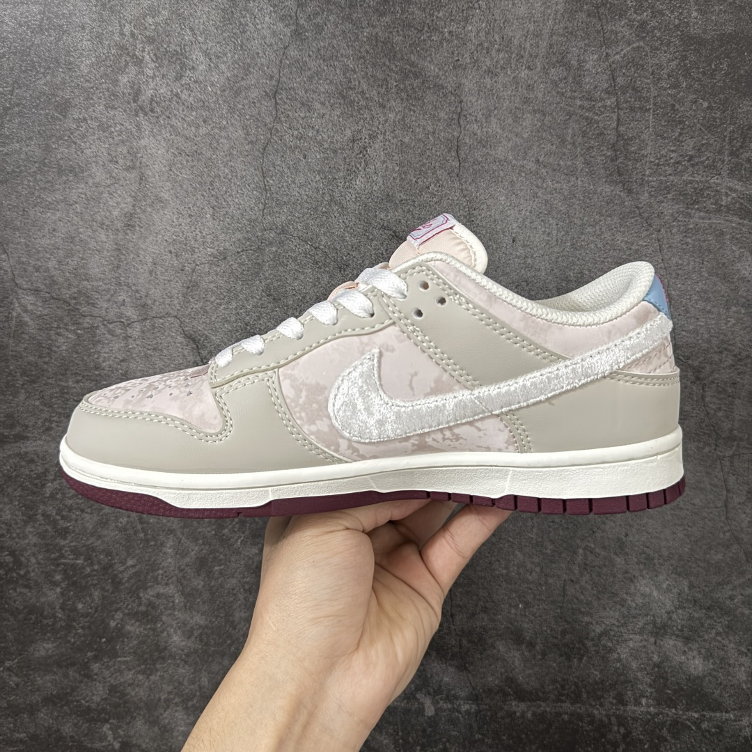 图片[2]-【公司级】Nike Dunk Low \”Valentine’s Day\” 情人节限定 米粉  奶白 + 柔雾粉的渐变配色像裹了层春日薄纱，鞋身拼接细腻皮革 + 丝绒勾边：鞋面是软滑的哑光皮革，Swoosh 用银粉丝绒材质，摸上去自带柔焦质感；后跟暗藏浅蓝小细节市场唯一独家头层皮打造 原鞋原档案开发 原厂皮料 原档冲孔鞋头 正确满胶鞋垫 四线拉帮 原厂织唛标 鞋舌高弹海绵填充   货号：IQ1145-610  尺码： 36 36.5 37.5 38 38.5 39 40 40.5 41 42 42.5 43-选品中心
