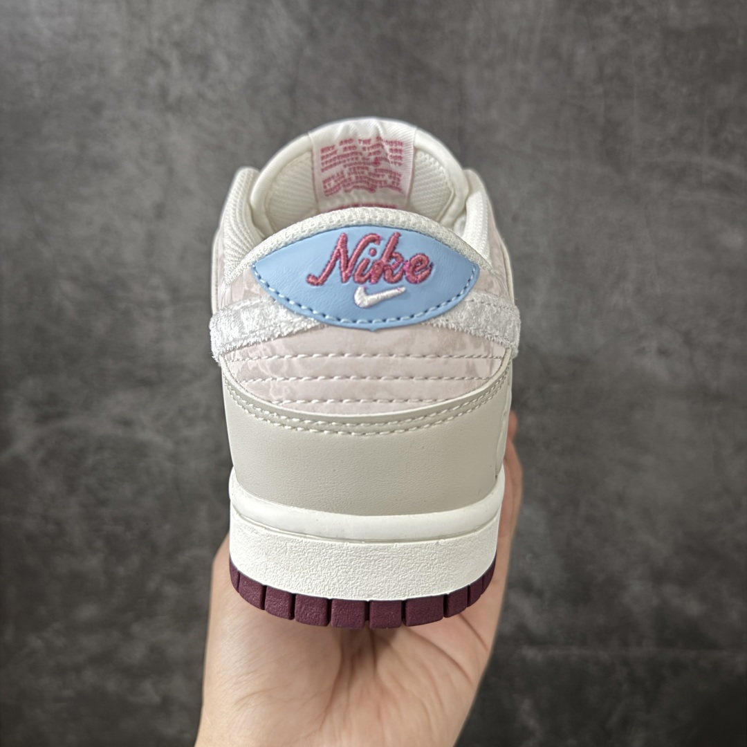 图片[4]-【公司级】Nike Dunk Low \”Valentine’s Day\” 情人节限定 米粉  奶白 + 柔雾粉的渐变配色像裹了层春日薄纱，鞋身拼接细腻皮革 + 丝绒勾边：鞋面是软滑的哑光皮革，Swoosh 用银粉丝绒材质，摸上去自带柔焦质感；后跟暗藏浅蓝小细节市场唯一独家头层皮打造 原鞋原档案开发 原厂皮料 原档冲孔鞋头 正确满胶鞋垫 四线拉帮 原厂织唛标 鞋舌高弹海绵填充   货号：IQ1145-610  尺码： 36 36.5 37.5 38 38.5 39 40 40.5 41 42 42.5 43-选品中心