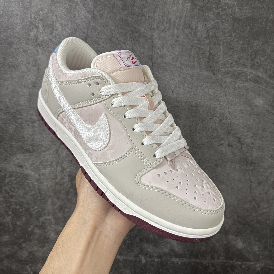 图片[3]-【公司级】Nike Dunk Low \”Valentine’s Day\” 情人节限定 米粉  奶白 + 柔雾粉的渐变配色像裹了层春日薄纱，鞋身拼接细腻皮革 + 丝绒勾边：鞋面是软滑的哑光皮革，Swoosh 用银粉丝绒材质，摸上去自带柔焦质感；后跟暗藏浅蓝小细节市场唯一独家头层皮打造 原鞋原档案开发 原厂皮料 原档冲孔鞋头 正确满胶鞋垫 四线拉帮 原厂织唛标 鞋舌高弹海绵填充   货号：IQ1145-610  尺码： 36 36.5 37.5 38 38.5 39 40 40.5 41 42 42.5 43-选品中心