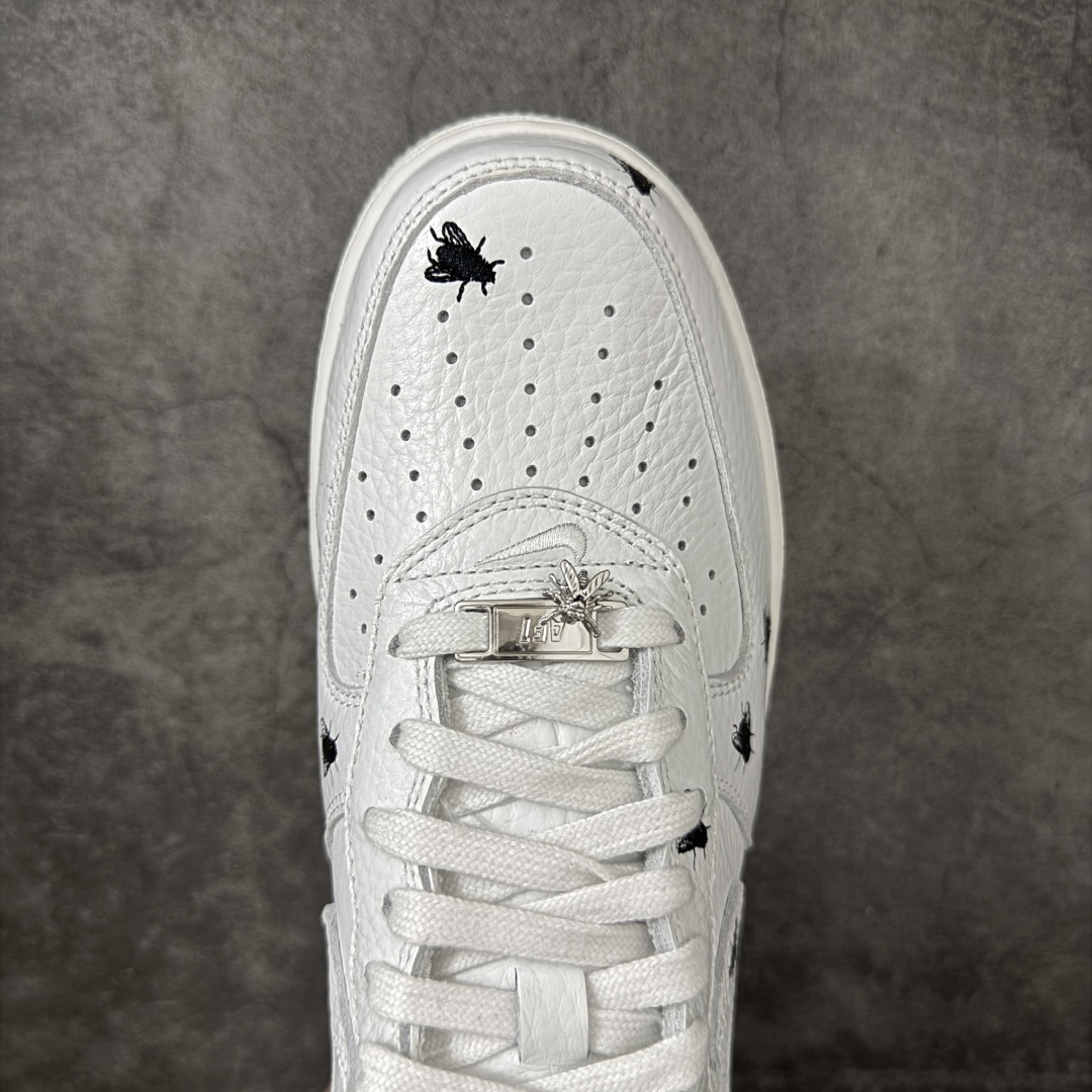 图片[5]-【GX纯原】 NK Air Force 1 Low \’07 空军一号低帮经典板鞋 万圣节白黑苍蝇🪰彩绘 IM3081-100 顶级空军 皮料质感可媲美原版 细节吊打市场其他代号版本 全鞋电脑针车 工整有序 原厂港宝加持完美还原灵魂版型 原盒原配从里到外百分百还原 原厂全头层原厂皮料 原标原盒 内置Sole气垫 中底白色背胶 中底划线 已经无限的接近公司 原厂楦头 原厂刺绣 后跟弧度修正 正确中底四线防伪 尺码：40 40.5 41 42 42.5 43 44 44.5 45 46 47.5 48.5-选品中心