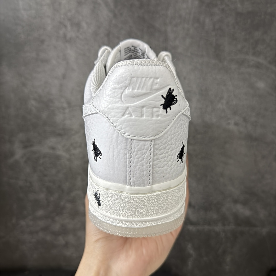 图片[4]-【GX纯原】 NK Air Force 1 Low \’07 空军一号低帮经典板鞋 万圣节白黑苍蝇🪰彩绘 IM3081-100 顶级空军 皮料质感可媲美原版 细节吊打市场其他代号版本 全鞋电脑针车 工整有序 原厂港宝加持完美还原灵魂版型 原盒原配从里到外百分百还原 原厂全头层原厂皮料 原标原盒 内置Sole气垫 中底白色背胶 中底划线 已经无限的接近公司 原厂楦头 原厂刺绣 后跟弧度修正 正确中底四线防伪 尺码：40 40.5 41 42 42.5 43 44 44.5 45 46 47.5 48.5-选品中心