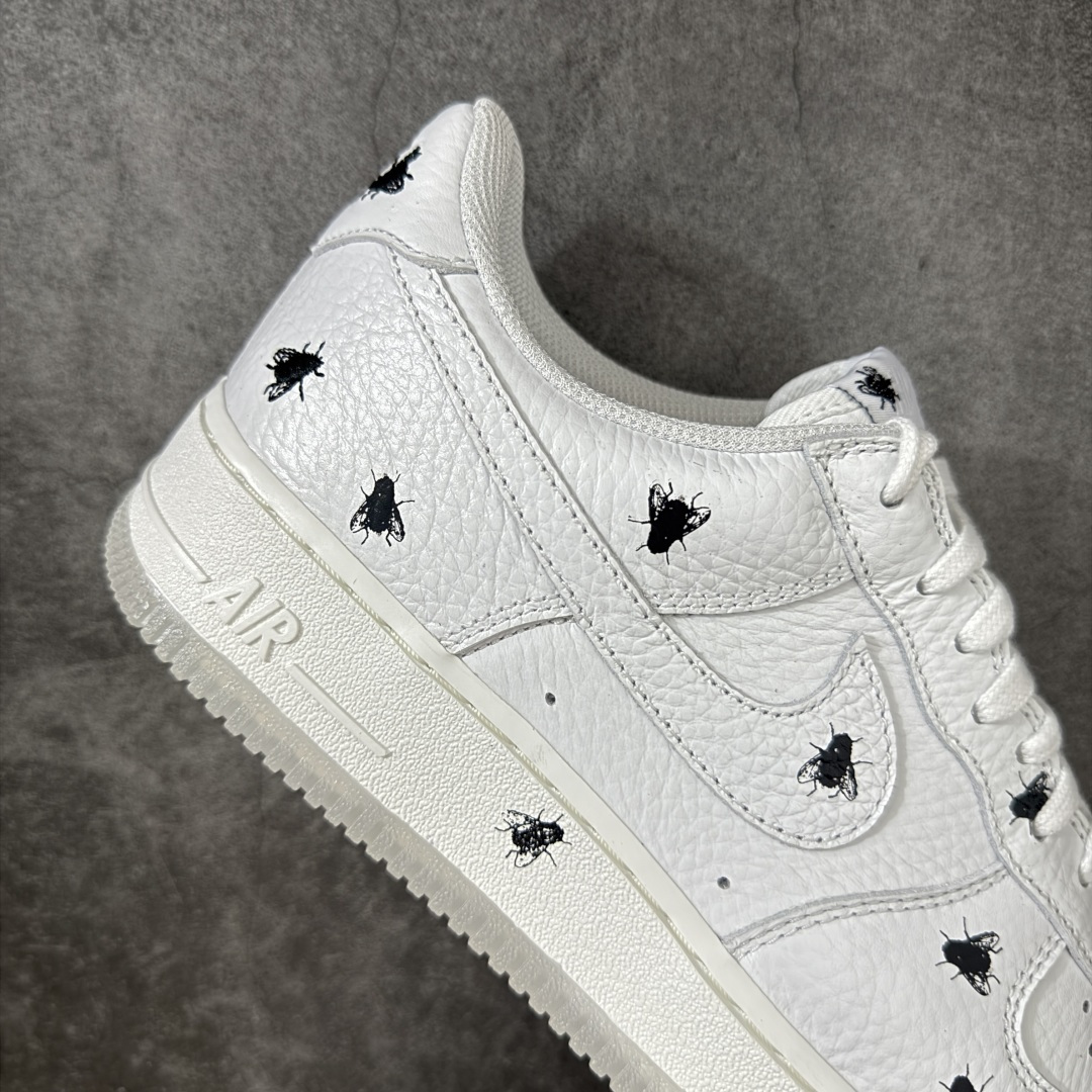 图片[7]-【GX纯原】 NK Air Force 1 Low \’07 空军一号低帮经典板鞋 万圣节白黑苍蝇🪰彩绘 IM3081-100 顶级空军 皮料质感可媲美原版 细节吊打市场其他代号版本 全鞋电脑针车 工整有序 原厂港宝加持完美还原灵魂版型 原盒原配从里到外百分百还原 原厂全头层原厂皮料 原标原盒 内置Sole气垫 中底白色背胶 中底划线 已经无限的接近公司 原厂楦头 原厂刺绣 后跟弧度修正 正确中底四线防伪 尺码：40 40.5 41 42 42.5 43 44 44.5 45 46 47.5 48.5-选品中心