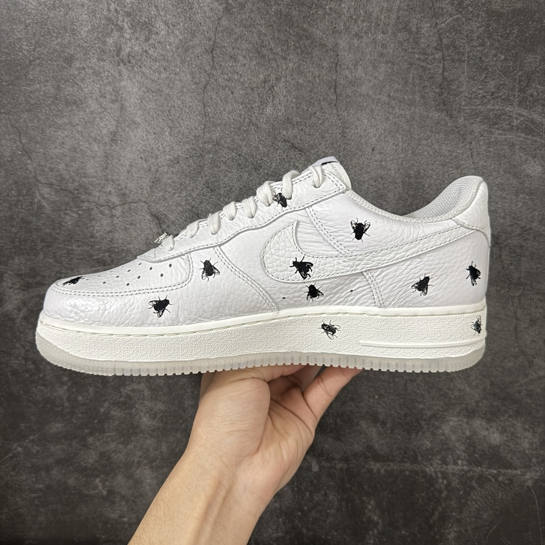 图片[2]-【GX纯原】 NK Air Force 1 Low \’07 空军一号低帮经典板鞋 万圣节白黑苍蝇🪰彩绘 IM3081-100 顶级空军 皮料质感可媲美原版 细节吊打市场其他代号版本 全鞋电脑针车 工整有序 原厂港宝加持完美还原灵魂版型 原盒原配从里到外百分百还原 原厂全头层原厂皮料 原标原盒 内置Sole气垫 中底白色背胶 中底划线 已经无限的接近公司 原厂楦头 原厂刺绣 后跟弧度修正 正确中底四线防伪 尺码：40 40.5 41 42 42.5 43 44 44.5 45 46 47.5 48.5-选品中心