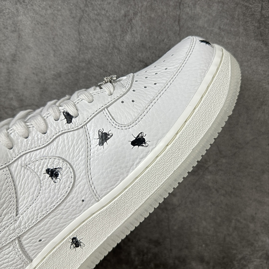 图片[6]-【GX纯原】 NK Air Force 1 Low \’07 空军一号低帮经典板鞋 万圣节白黑苍蝇🪰彩绘 IM3081-100 顶级空军 皮料质感可媲美原版 细节吊打市场其他代号版本 全鞋电脑针车 工整有序 原厂港宝加持完美还原灵魂版型 原盒原配从里到外百分百还原 原厂全头层原厂皮料 原标原盒 内置Sole气垫 中底白色背胶 中底划线 已经无限的接近公司 原厂楦头 原厂刺绣 后跟弧度修正 正确中底四线防伪 尺码：40 40.5 41 42 42.5 43 44 44.5 45 46 47.5 48.5-选品中心