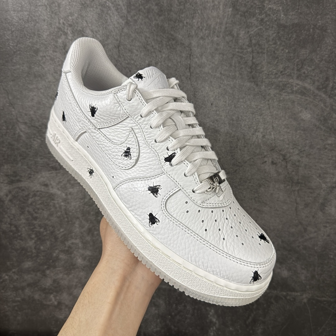 图片[3]-【GX纯原】 NK Air Force 1 Low \’07 空军一号低帮经典板鞋 万圣节白黑苍蝇🪰彩绘 IM3081-100 顶级空军 皮料质感可媲美原版 细节吊打市场其他代号版本 全鞋电脑针车 工整有序 原厂港宝加持完美还原灵魂版型 原盒原配从里到外百分百还原 原厂全头层原厂皮料 原标原盒 内置Sole气垫 中底白色背胶 中底划线 已经无限的接近公司 原厂楦头 原厂刺绣 后跟弧度修正 正确中底四线防伪 尺码：40 40.5 41 42 42.5 43 44 44.5 45 46 47.5 48.5-选品中心