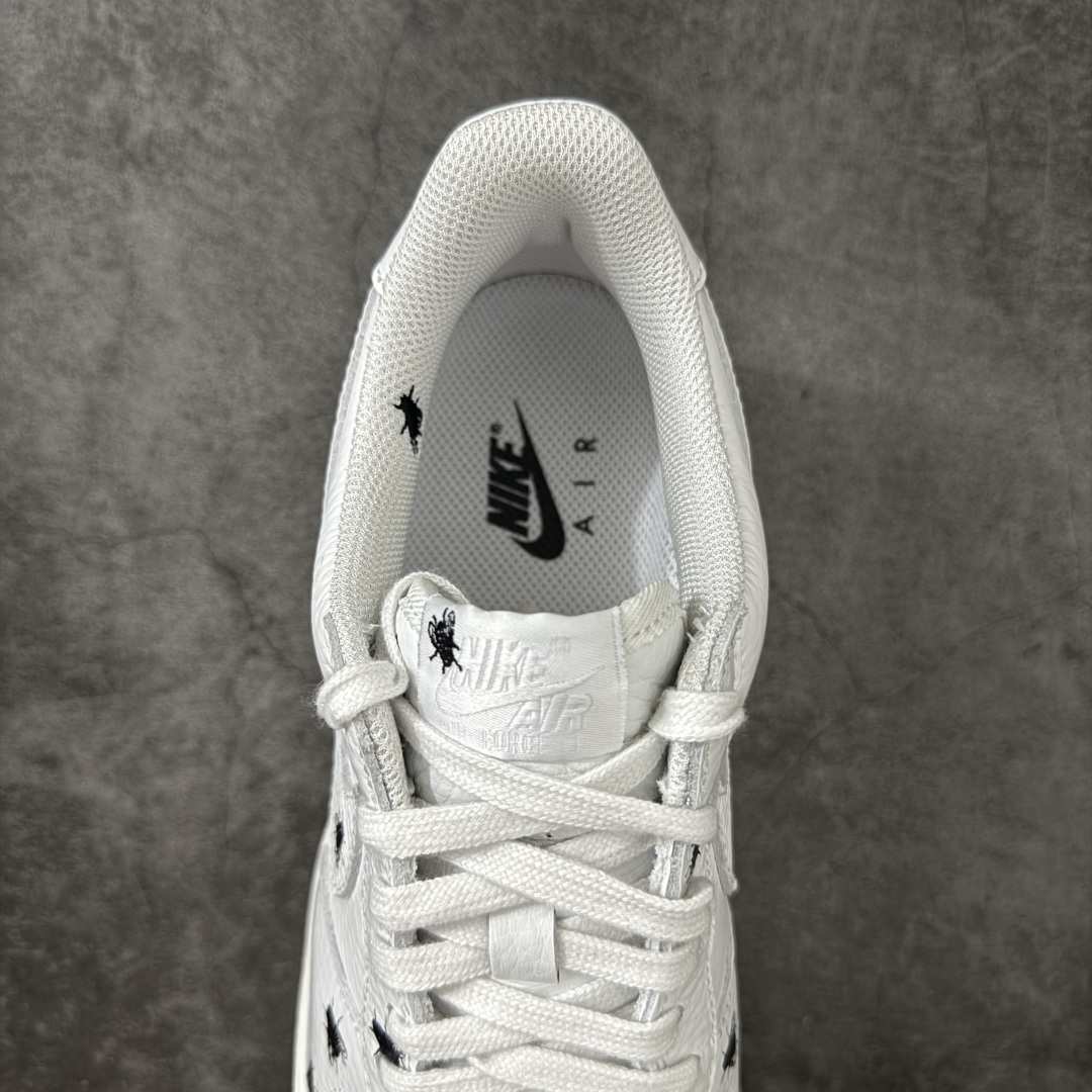 图片[8]-【GX纯原】 NK Air Force 1 Low \’07 空军一号低帮经典板鞋 万圣节白黑苍蝇🪰彩绘 IM3081-100 顶级空军 皮料质感可媲美原版 细节吊打市场其他代号版本 全鞋电脑针车 工整有序 原厂港宝加持完美还原灵魂版型 原盒原配从里到外百分百还原 原厂全头层原厂皮料 原标原盒 内置Sole气垫 中底白色背胶 中底划线 已经无限的接近公司 原厂楦头 原厂刺绣 后跟弧度修正 正确中底四线防伪 尺码：40 40.5 41 42 42.5 43 44 44.5 45 46 47.5 48.5-选品中心