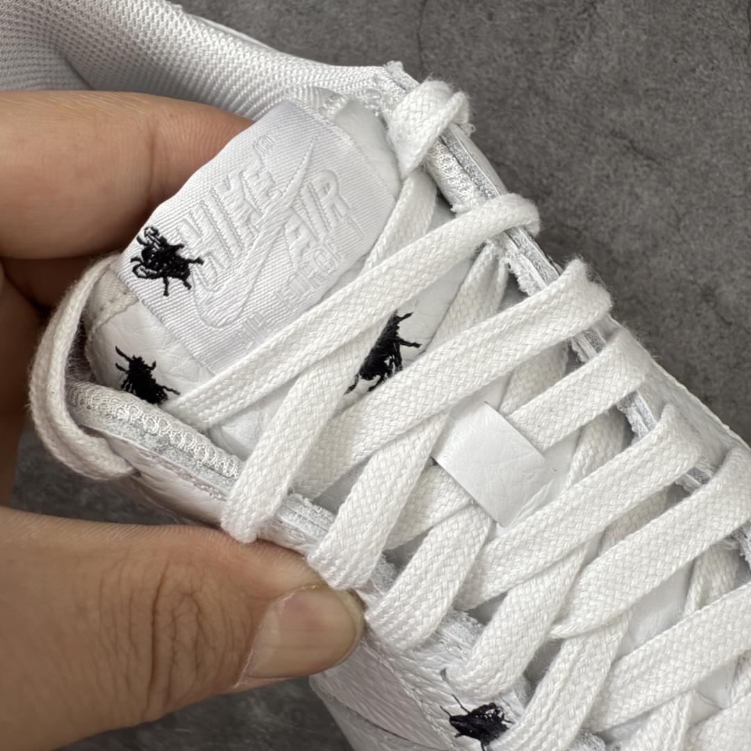 图片[6]-【GX纯原】 NK Air Force 1 Low \’07 空军一号低帮经典板鞋 万圣节白黑苍蝇🪰彩绘 IM3081-100 顶级空军 皮料质感可媲美原版 细节吊打市场其他代号版本 全鞋电脑针车 工整有序 原厂港宝加持完美还原灵魂版型 原盒原配从里到外百分百还原 原厂全头层原厂皮料 原标原盒 内置Sole气垫 中底白色背胶 中底划线 已经无限的接近公司 原厂楦头 原厂刺绣 后跟弧度修正 正确中底四线防伪 尺码：40 40.5 41 42 42.5 43 44 44.5 45 46 47.5 48.5-选品中心