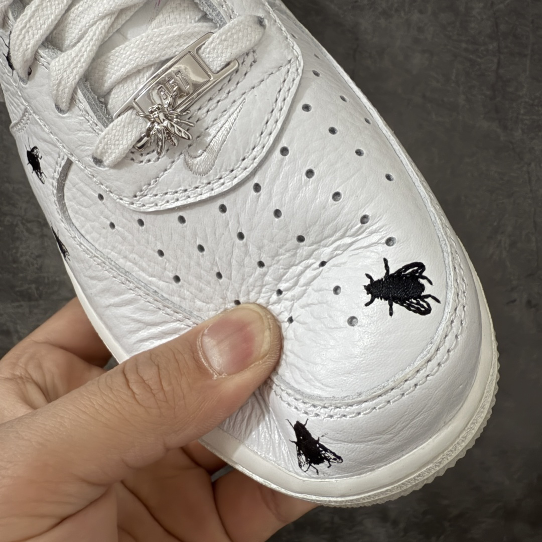 图片[5]-【GX纯原】 NK Air Force 1 Low \’07 空军一号低帮经典板鞋 万圣节白黑苍蝇🪰彩绘 IM3081-100 顶级空军 皮料质感可媲美原版 细节吊打市场其他代号版本 全鞋电脑针车 工整有序 原厂港宝加持完美还原灵魂版型 原盒原配从里到外百分百还原 原厂全头层原厂皮料 原标原盒 内置Sole气垫 中底白色背胶 中底划线 已经无限的接近公司 原厂楦头 原厂刺绣 后跟弧度修正 正确中底四线防伪 尺码：40 40.5 41 42 42.5 43 44 44.5 45 46 47.5 48.5-选品中心
