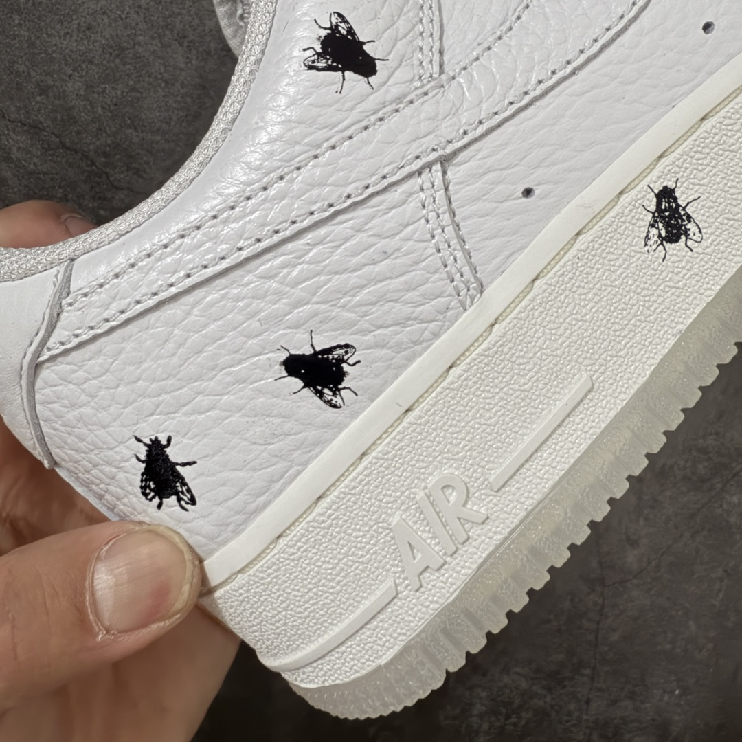 图片[3]-【GX纯原】 NK Air Force 1 Low \’07 空军一号低帮经典板鞋 万圣节白黑苍蝇🪰彩绘 IM3081-100 顶级空军 皮料质感可媲美原版 细节吊打市场其他代号版本 全鞋电脑针车 工整有序 原厂港宝加持完美还原灵魂版型 原盒原配从里到外百分百还原 原厂全头层原厂皮料 原标原盒 内置Sole气垫 中底白色背胶 中底划线 已经无限的接近公司 原厂楦头 原厂刺绣 后跟弧度修正 正确中底四线防伪 尺码：40 40.5 41 42 42.5 43 44 44.5 45 46 47.5 48.5-选品中心