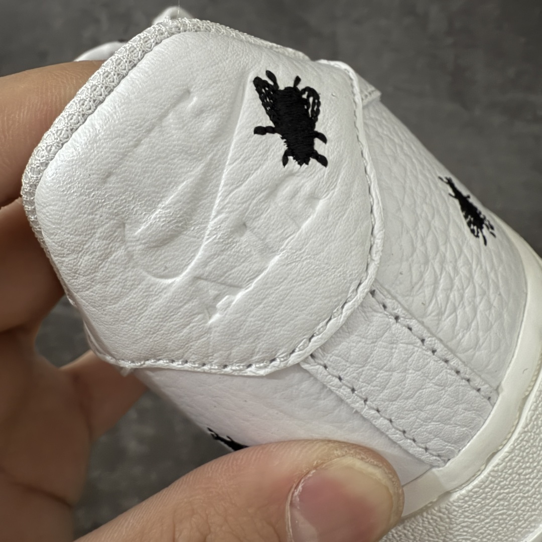 图片[2]-【GX纯原】 NK Air Force 1 Low \’07 空军一号低帮经典板鞋 万圣节白黑苍蝇🪰彩绘 IM3081-100 顶级空军 皮料质感可媲美原版 细节吊打市场其他代号版本 全鞋电脑针车 工整有序 原厂港宝加持完美还原灵魂版型 原盒原配从里到外百分百还原 原厂全头层原厂皮料 原标原盒 内置Sole气垫 中底白色背胶 中底划线 已经无限的接近公司 原厂楦头 原厂刺绣 后跟弧度修正 正确中底四线防伪 尺码：40 40.5 41 42 42.5 43 44 44.5 45 46 47.5 48.5-选品中心