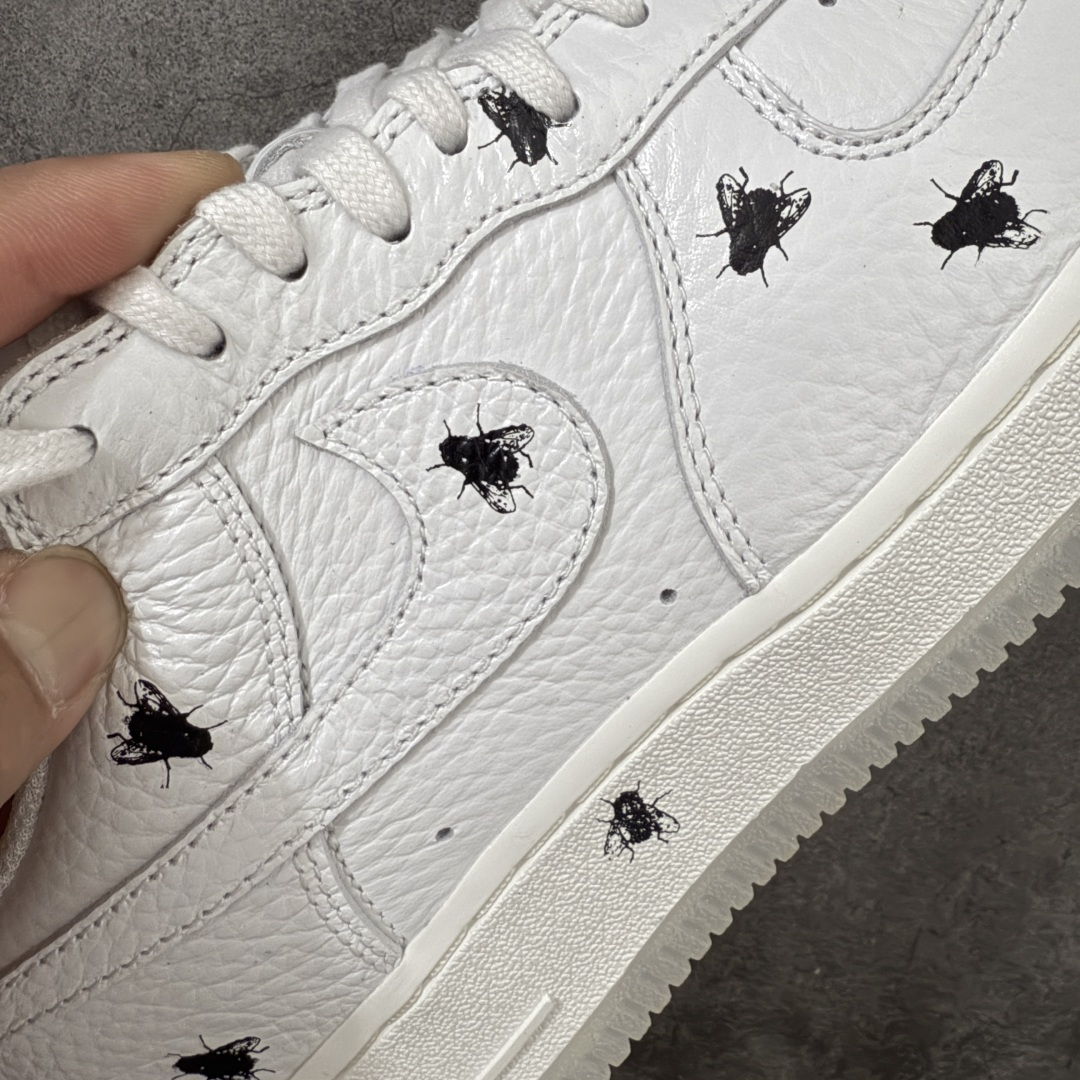 图片[4]-【GX纯原】 NK Air Force 1 Low \’07 空军一号低帮经典板鞋 万圣节白黑苍蝇🪰彩绘 IM3081-100 顶级空军 皮料质感可媲美原版 细节吊打市场其他代号版本 全鞋电脑针车 工整有序 原厂港宝加持完美还原灵魂版型 原盒原配从里到外百分百还原 原厂全头层原厂皮料 原标原盒 内置Sole气垫 中底白色背胶 中底划线 已经无限的接近公司 原厂楦头 原厂刺绣 后跟弧度修正 正确中底四线防伪 尺码：40 40.5 41 42 42.5 43 44 44.5 45 46 47.5 48.5-选品中心