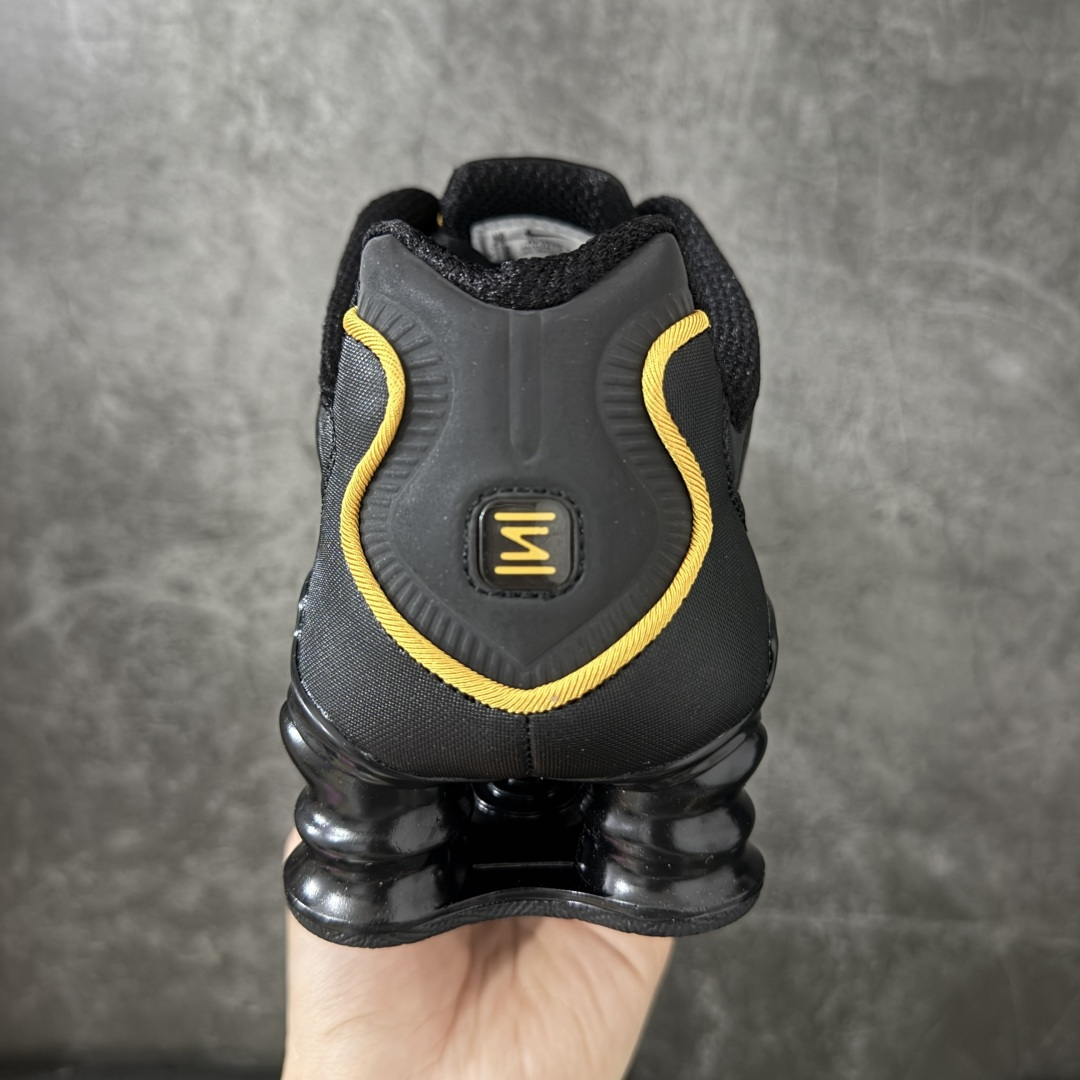 图片[4]-【Max纯原版】原版开发 Nike Shox TL系列 黑黄色 AR3595-013 NK Shox TL系列 复古舒适百搭防滑耐磨低邦柱形气垫休闲跑步鞋 鞋面采用了轻质化的材料打造，搭载鞋带系带系统以及鞋舌部分的特殊控制模块，科技感十足；采用透气纺织品和网眼鞋面与标志性的Nike Shox技术，同时提供更轻盈的感觉和大胆的外观；鞋身大面积采用织物与皮革材质拼接设计，搭配Dri-FITz透气网面，透气性拉满不闷脚。中底前掌搭载Air Max科技，后掌配置Shoxy缓震气柱，前掌气垫提供灵敏回弹，中底的气柱设计也很加分，外观上科技感十足；设计彰显个性，复古造型适配多种穿搭风格。 尺码：39 40 40.5 41 42 42.5 43 44 44.5 45 45.5 46 46.5 47.5-选品中心