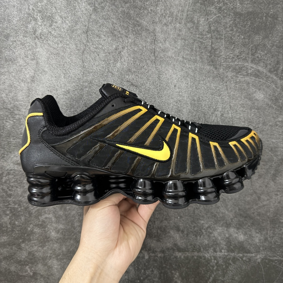 【Max纯原版】原版开发 Nike Shox TL系列 黑黄色 AR3595-013 NK Shox TL系列 复古舒适百搭防滑耐磨低邦柱形气垫休闲跑步鞋 鞋面采用了轻质化的材料打造，搭载鞋带系带系统以及鞋舌部分的特殊控制模块，科技感十足；采用透气纺织品和网眼鞋面与标志性的Nike Shox技术，同时提供更轻盈的感觉和大胆的外观；鞋身大面积采用织物与皮革材质拼接设计，搭配Dri-FITz透气网面，透气性拉满不闷脚。中底前掌搭载Air Max科技，后掌配置Shoxy缓震气柱，前掌气垫提供灵敏回弹，中底的气柱设计也很加分，外观上科技感十足；设计彰显个性，复古造型适配多种穿搭风格。 尺码：39 40 40.5 41 42 42.5 43 44 44.5 45 45.5 46 46.5 47.5-选品中心