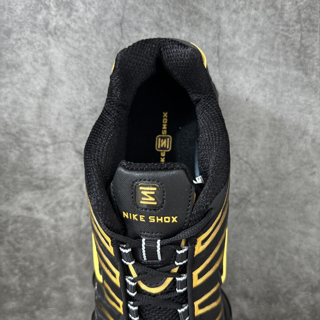 图片[8]-【Max纯原版】原版开发 Nike Shox TL系列 黑黄色 AR3595-013 NK Shox TL系列 复古舒适百搭防滑耐磨低邦柱形气垫休闲跑步鞋 鞋面采用了轻质化的材料打造，搭载鞋带系带系统以及鞋舌部分的特殊控制模块，科技感十足；采用透气纺织品和网眼鞋面与标志性的Nike Shox技术，同时提供更轻盈的感觉和大胆的外观；鞋身大面积采用织物与皮革材质拼接设计，搭配Dri-FITz透气网面，透气性拉满不闷脚。中底前掌搭载Air Max科技，后掌配置Shoxy缓震气柱，前掌气垫提供灵敏回弹，中底的气柱设计也很加分，外观上科技感十足；设计彰显个性，复古造型适配多种穿搭风格。 尺码：39 40 40.5 41 42 42.5 43 44 44.5 45 45.5 46 46.5 47.5-选品中心