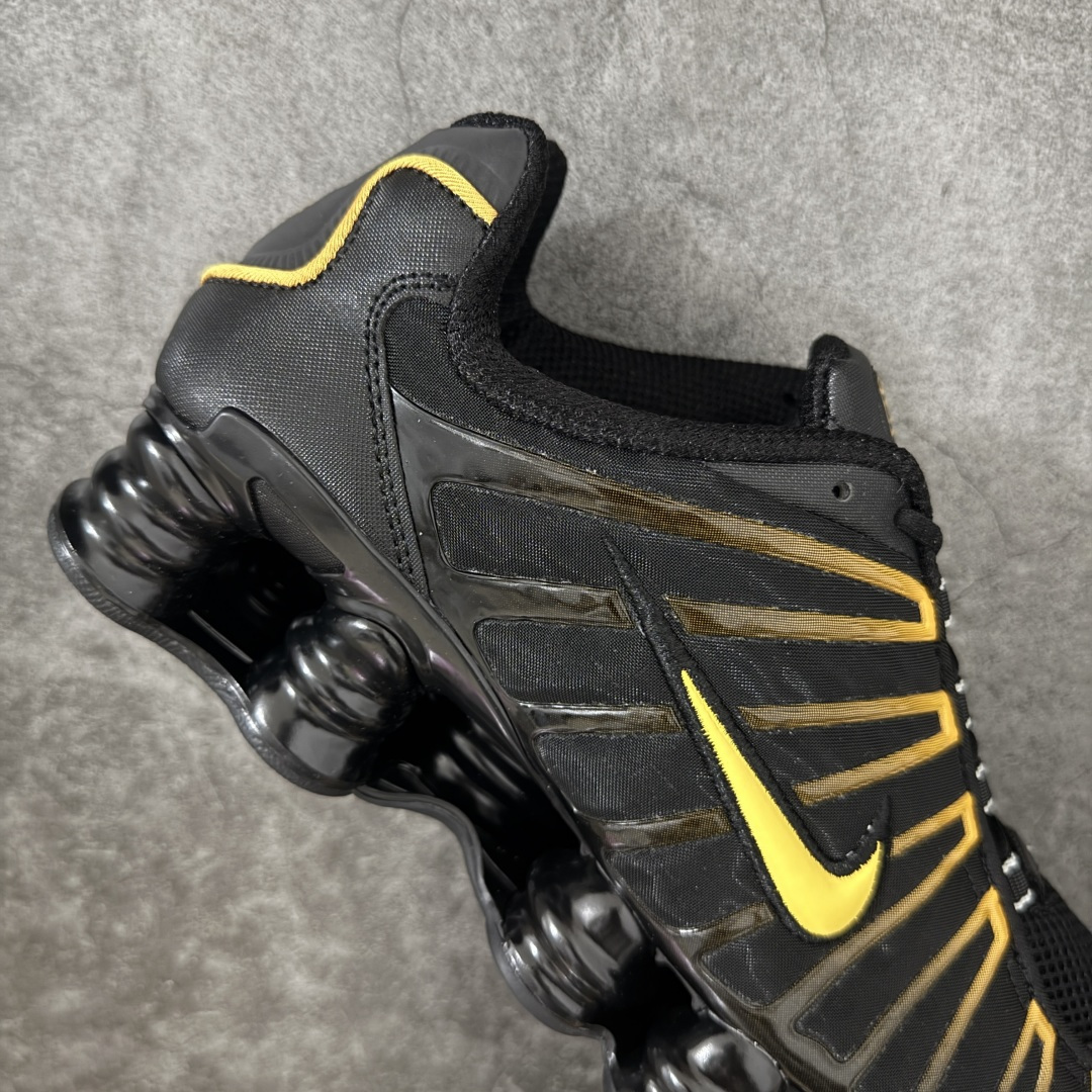 图片[7]-【Max纯原版】原版开发 Nike Shox TL系列 黑黄色 AR3595-013 NK Shox TL系列 复古舒适百搭防滑耐磨低邦柱形气垫休闲跑步鞋 鞋面采用了轻质化的材料打造，搭载鞋带系带系统以及鞋舌部分的特殊控制模块，科技感十足；采用透气纺织品和网眼鞋面与标志性的Nike Shox技术，同时提供更轻盈的感觉和大胆的外观；鞋身大面积采用织物与皮革材质拼接设计，搭配Dri-FITz透气网面，透气性拉满不闷脚。中底前掌搭载Air Max科技，后掌配置Shoxy缓震气柱，前掌气垫提供灵敏回弹，中底的气柱设计也很加分，外观上科技感十足；设计彰显个性，复古造型适配多种穿搭风格。 尺码：39 40 40.5 41 42 42.5 43 44 44.5 45 45.5 46 46.5 47.5-选品中心