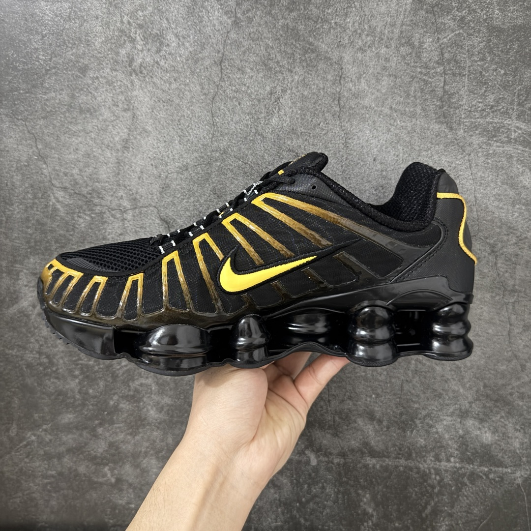 图片[2]-【Max纯原版】原版开发 Nike Shox TL系列 黑黄色 AR3595-013 NK Shox TL系列 复古舒适百搭防滑耐磨低邦柱形气垫休闲跑步鞋 鞋面采用了轻质化的材料打造，搭载鞋带系带系统以及鞋舌部分的特殊控制模块，科技感十足；采用透气纺织品和网眼鞋面与标志性的Nike Shox技术，同时提供更轻盈的感觉和大胆的外观；鞋身大面积采用织物与皮革材质拼接设计，搭配Dri-FITz透气网面，透气性拉满不闷脚。中底前掌搭载Air Max科技，后掌配置Shoxy缓震气柱，前掌气垫提供灵敏回弹，中底的气柱设计也很加分，外观上科技感十足；设计彰显个性，复古造型适配多种穿搭风格。 尺码：39 40 40.5 41 42 42.5 43 44 44.5 45 45.5 46 46.5 47.5-选品中心