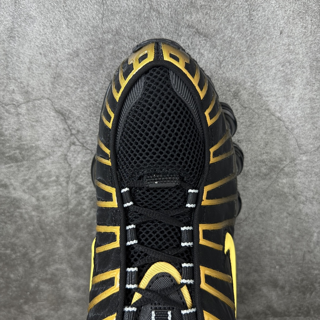 图片[5]-【Max纯原版】原版开发 Nike Shox TL系列 黑黄色 AR3595-013 NK Shox TL系列 复古舒适百搭防滑耐磨低邦柱形气垫休闲跑步鞋 鞋面采用了轻质化的材料打造，搭载鞋带系带系统以及鞋舌部分的特殊控制模块，科技感十足；采用透气纺织品和网眼鞋面与标志性的Nike Shox技术，同时提供更轻盈的感觉和大胆的外观；鞋身大面积采用织物与皮革材质拼接设计，搭配Dri-FITz透气网面，透气性拉满不闷脚。中底前掌搭载Air Max科技，后掌配置Shoxy缓震气柱，前掌气垫提供灵敏回弹，中底的气柱设计也很加分，外观上科技感十足；设计彰显个性，复古造型适配多种穿搭风格。 尺码：39 40 40.5 41 42 42.5 43 44 44.5 45 45.5 46 46.5 47.5-选品中心