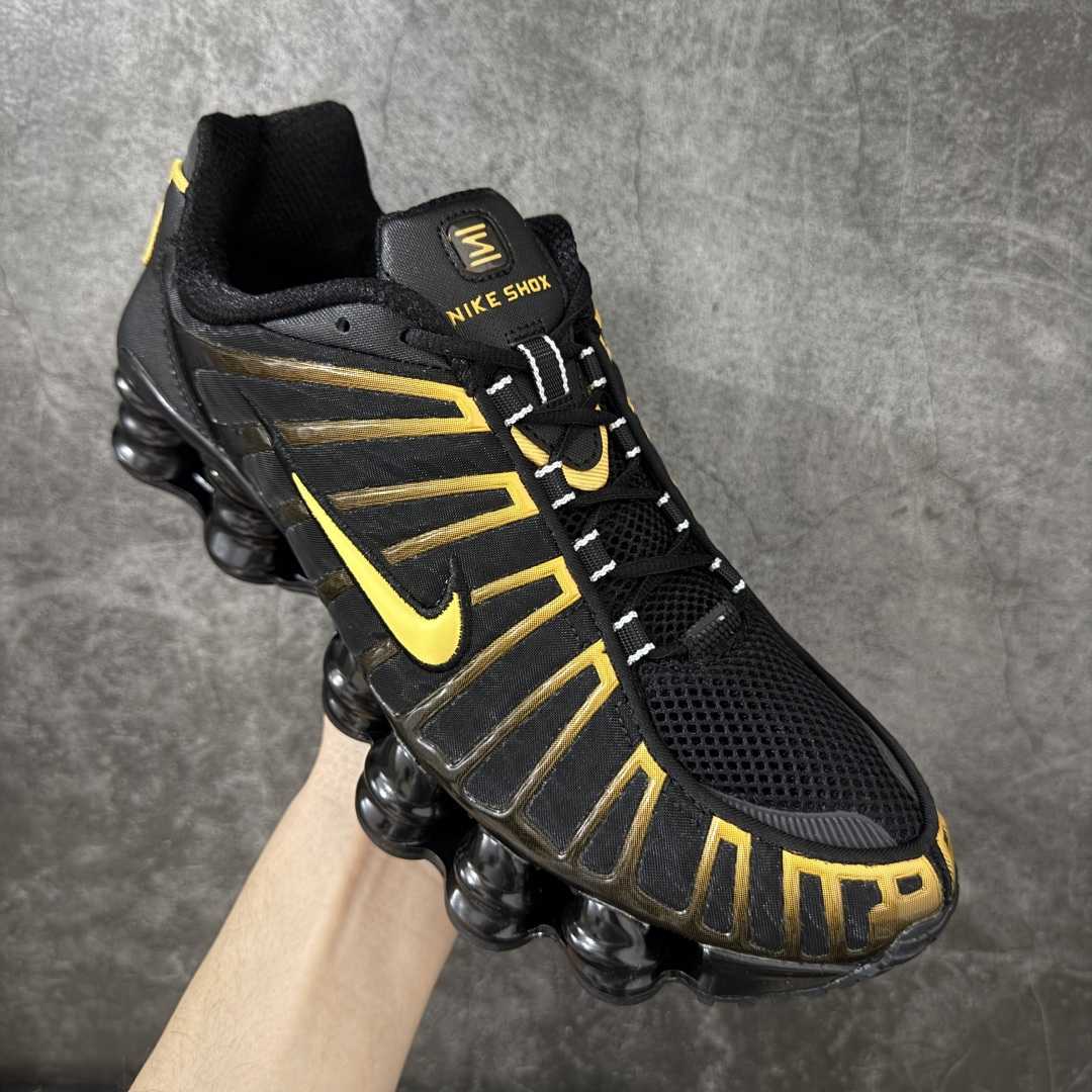 图片[3]-【Max纯原版】原版开发 Nike Shox TL系列 黑黄色 AR3595-013 NK Shox TL系列 复古舒适百搭防滑耐磨低邦柱形气垫休闲跑步鞋 鞋面采用了轻质化的材料打造，搭载鞋带系带系统以及鞋舌部分的特殊控制模块，科技感十足；采用透气纺织品和网眼鞋面与标志性的Nike Shox技术，同时提供更轻盈的感觉和大胆的外观；鞋身大面积采用织物与皮革材质拼接设计，搭配Dri-FITz透气网面，透气性拉满不闷脚。中底前掌搭载Air Max科技，后掌配置Shoxy缓震气柱，前掌气垫提供灵敏回弹，中底的气柱设计也很加分，外观上科技感十足；设计彰显个性，复古造型适配多种穿搭风格。 尺码：39 40 40.5 41 42 42.5 43 44 44.5 45 45.5 46 46.5 47.5-选品中心