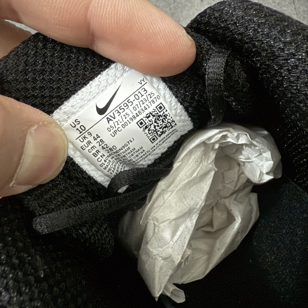 图片[7]-【Max纯原版】原版开发 Nike Shox TL系列 黑黄色 AR3595-013 NK Shox TL系列 复古舒适百搭防滑耐磨低邦柱形气垫休闲跑步鞋 鞋面采用了轻质化的材料打造，搭载鞋带系带系统以及鞋舌部分的特殊控制模块，科技感十足；采用透气纺织品和网眼鞋面与标志性的Nike Shox技术，同时提供更轻盈的感觉和大胆的外观；鞋身大面积采用织物与皮革材质拼接设计，搭配Dri-FITz透气网面，透气性拉满不闷脚。中底前掌搭载Air Max科技，后掌配置Shoxy缓震气柱，前掌气垫提供灵敏回弹，中底的气柱设计也很加分，外观上科技感十足；设计彰显个性，复古造型适配多种穿搭风格。 尺码：39 40 40.5 41 42 42.5 43 44 44.5 45 45.5 46 46.5 47.5-选品中心