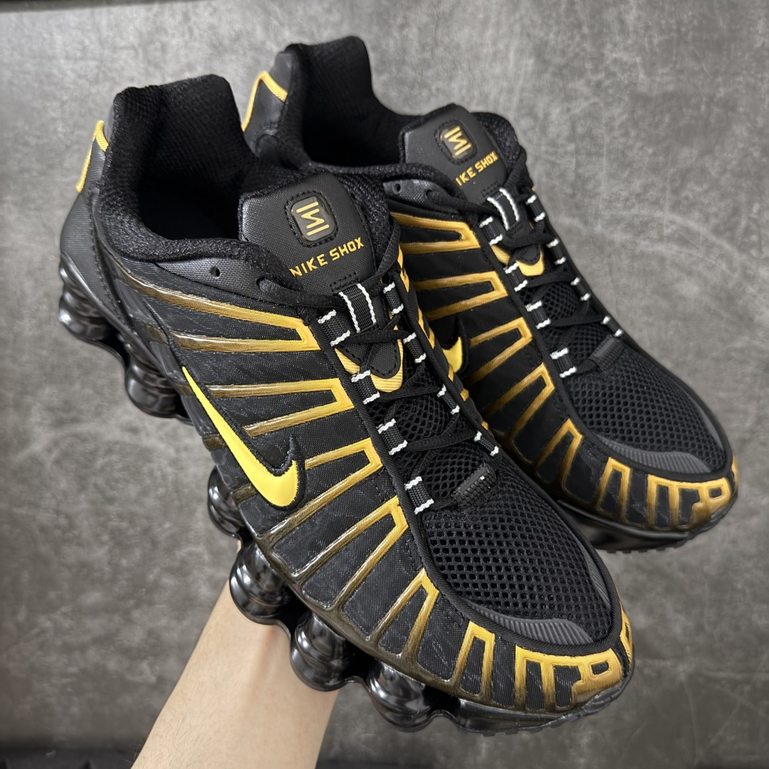 【Max纯原版】原版开发 Nike Shox TL系列 黑黄色 AR3595-013 NK Shox TL系列 复古舒适百搭防滑耐磨低邦柱形气垫休闲跑步鞋 鞋面采用了轻质化的材料打造，搭载鞋带系带系统以及鞋舌部分的特殊控制模块，科技感十足；采用透气纺织品和网眼鞋面与标志性的Nike Shox技术，同时提供更轻盈的感觉和大胆的外观；鞋身大面积采用织物与皮革材质拼接设计，搭配Dri-FITz透气网面，透气性拉满不闷脚。中底前掌搭载Air Max科技，后掌配置Shoxy缓震气柱，前掌气垫提供灵敏回弹，中底的气柱设计也很加分，外观上科技感十足；设计彰显个性，复古造型适配多种穿搭风格。 尺码：39 40 40.5 41 42 42.5 43 44 44.5 45 45.5 46 46.5 47.5-选品中心