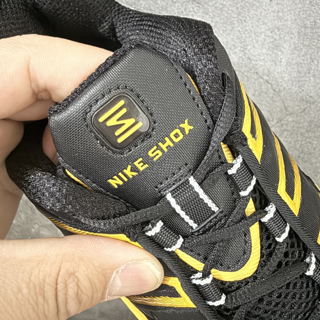 图片[6]-【Max纯原版】原版开发 Nike Shox TL系列 黑黄色 AR3595-013 NK Shox TL系列 复古舒适百搭防滑耐磨低邦柱形气垫休闲跑步鞋 鞋面采用了轻质化的材料打造，搭载鞋带系带系统以及鞋舌部分的特殊控制模块，科技感十足；采用透气纺织品和网眼鞋面与标志性的Nike Shox技术，同时提供更轻盈的感觉和大胆的外观；鞋身大面积采用织物与皮革材质拼接设计，搭配Dri-FITz透气网面，透气性拉满不闷脚。中底前掌搭载Air Max科技，后掌配置Shoxy缓震气柱，前掌气垫提供灵敏回弹，中底的气柱设计也很加分，外观上科技感十足；设计彰显个性，复古造型适配多种穿搭风格。 尺码：39 40 40.5 41 42 42.5 43 44 44.5 45 45.5 46 46.5 47.5-选品中心