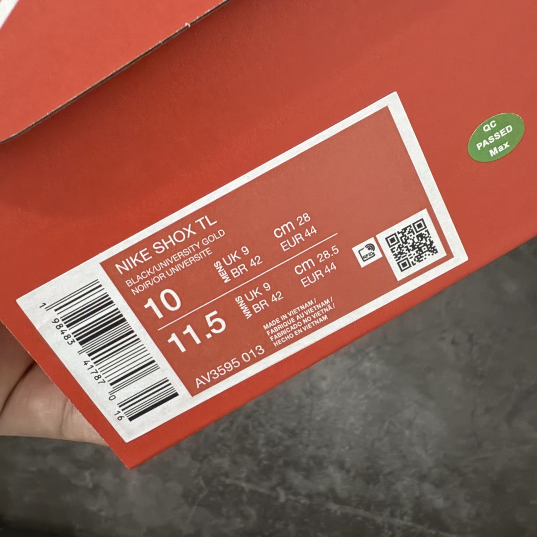 图片[10]-【Max纯原版】原版开发 Nike Shox TL系列 黑黄色 AR3595-013 NK Shox TL系列 复古舒适百搭防滑耐磨低邦柱形气垫休闲跑步鞋 鞋面采用了轻质化的材料打造，搭载鞋带系带系统以及鞋舌部分的特殊控制模块，科技感十足；采用透气纺织品和网眼鞋面与标志性的Nike Shox技术，同时提供更轻盈的感觉和大胆的外观；鞋身大面积采用织物与皮革材质拼接设计，搭配Dri-FITz透气网面，透气性拉满不闷脚。中底前掌搭载Air Max科技，后掌配置Shoxy缓震气柱，前掌气垫提供灵敏回弹，中底的气柱设计也很加分，外观上科技感十足；设计彰显个性，复古造型适配多种穿搭风格。 尺码：39 40 40.5 41 42 42.5 43 44 44.5 45 45.5 46 46.5 47.5-选品中心