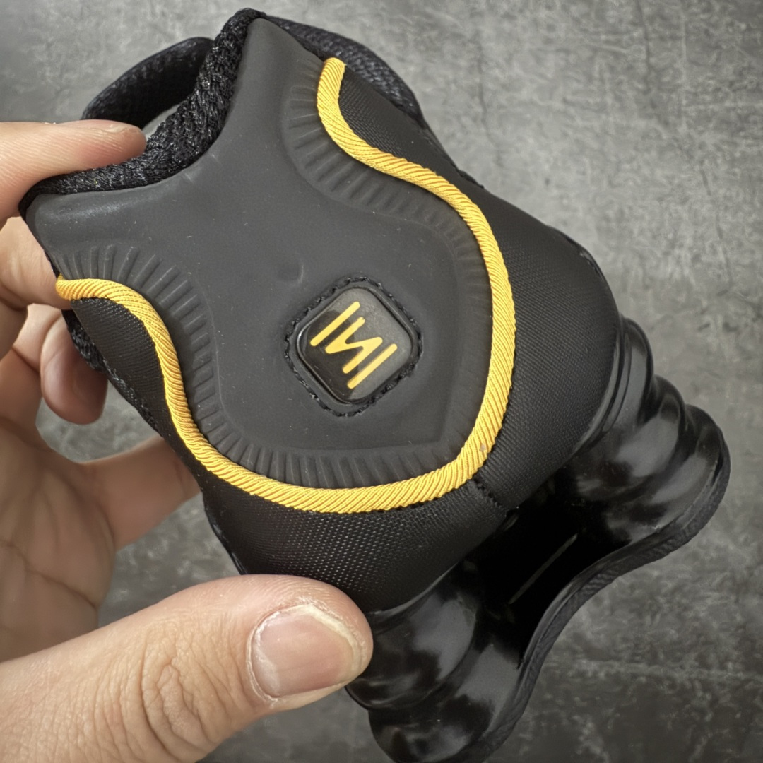 图片[2]-【Max纯原版】原版开发 Nike Shox TL系列 黑黄色 AR3595-013 NK Shox TL系列 复古舒适百搭防滑耐磨低邦柱形气垫休闲跑步鞋 鞋面采用了轻质化的材料打造，搭载鞋带系带系统以及鞋舌部分的特殊控制模块，科技感十足；采用透气纺织品和网眼鞋面与标志性的Nike Shox技术，同时提供更轻盈的感觉和大胆的外观；鞋身大面积采用织物与皮革材质拼接设计，搭配Dri-FITz透气网面，透气性拉满不闷脚。中底前掌搭载Air Max科技，后掌配置Shoxy缓震气柱，前掌气垫提供灵敏回弹，中底的气柱设计也很加分，外观上科技感十足；设计彰显个性，复古造型适配多种穿搭风格。 尺码：39 40 40.5 41 42 42.5 43 44 44.5 45 45.5 46 46.5 47.5-选品中心