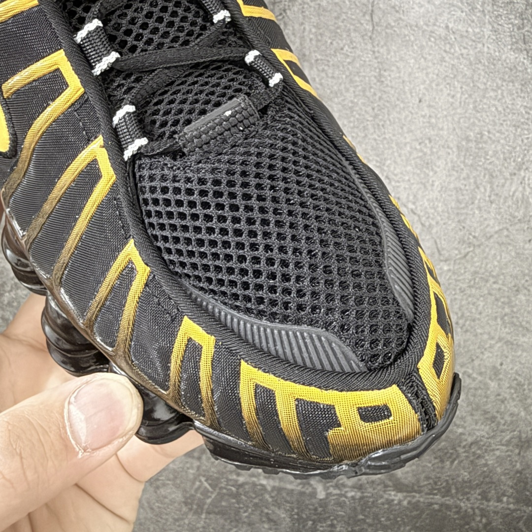 图片[5]-【Max纯原版】原版开发 Nike Shox TL系列 黑黄色 AR3595-013 NK Shox TL系列 复古舒适百搭防滑耐磨低邦柱形气垫休闲跑步鞋 鞋面采用了轻质化的材料打造，搭载鞋带系带系统以及鞋舌部分的特殊控制模块，科技感十足；采用透气纺织品和网眼鞋面与标志性的Nike Shox技术，同时提供更轻盈的感觉和大胆的外观；鞋身大面积采用织物与皮革材质拼接设计，搭配Dri-FITz透气网面，透气性拉满不闷脚。中底前掌搭载Air Max科技，后掌配置Shoxy缓震气柱，前掌气垫提供灵敏回弹，中底的气柱设计也很加分，外观上科技感十足；设计彰显个性，复古造型适配多种穿搭风格。 尺码：39 40 40.5 41 42 42.5 43 44 44.5 45 45.5 46 46.5 47.5-选品中心